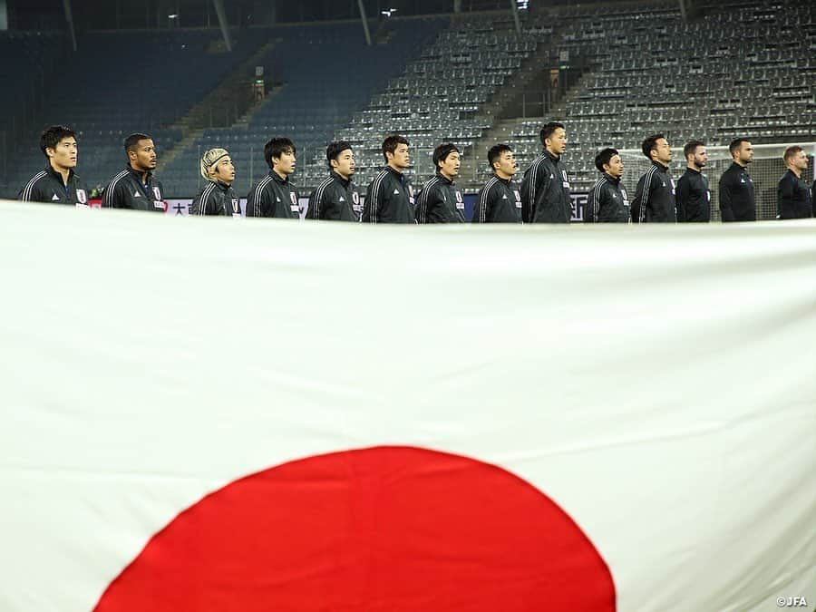 日本サッカー協会さんのインスタグラム写真 - (日本サッカー協会Instagram)「【2020.11.18 Match Photo①📸】 　 🏆国際親善試合 ⌚11.18(水) 5:00KO（日本時間） 🆚メキシコ🇲🇽 📍シュタディオン・リーベナウ 　 GK 23 #シュミットダニエル DF 16 #冨安健洋 19 #酒井宏樹 22 #吉田麻也 MF 4 #中山雄太 6 #遠藤航 7 #柴崎岳 8 #原口元気 9 #鎌田大地 14 #伊東純也 FW 11 #鈴木武蔵 　 (SUB) GK 1 #川島永嗣 12 #権田修一 DF 2 #植田直通 3 #室屋成 5 #長友佑都 20 #板倉滉 24 #菅原由勢 MF 10 #南野拓実 13 #橋本拳人 17 #久保建英 25 #三好康児 FW 18 #浅野拓磨 　 監督 #森保一 　 ✅活動中の様子を映した #TeamCam は YouTubeチャンネル #JFATV で配信中！ 　　 #daihyo #jfa #SAMURAIBLUE #新しい景色を2022」11月18日 19時14分 - japanfootballassociation