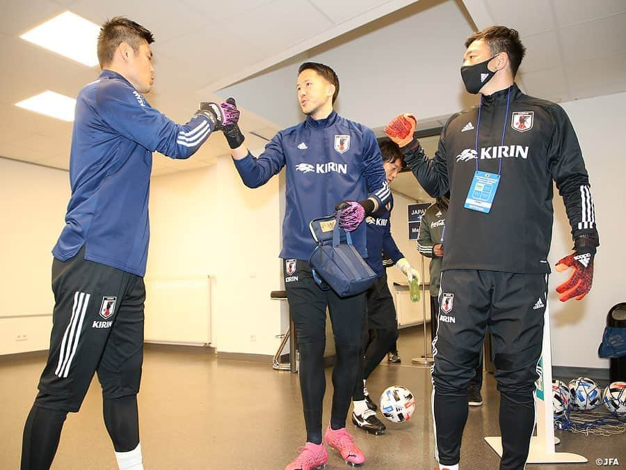 日本サッカー協会さんのインスタグラム写真 - (日本サッカー協会Instagram)「【2020.11.18 Match Photo①📸】 　 🏆国際親善試合 ⌚11.18(水) 5:00KO（日本時間） 🆚メキシコ🇲🇽 📍シュタディオン・リーベナウ 　 GK 23 #シュミットダニエル DF 16 #冨安健洋 19 #酒井宏樹 22 #吉田麻也 MF 4 #中山雄太 6 #遠藤航 7 #柴崎岳 8 #原口元気 9 #鎌田大地 14 #伊東純也 FW 11 #鈴木武蔵 　 (SUB) GK 1 #川島永嗣 12 #権田修一 DF 2 #植田直通 3 #室屋成 5 #長友佑都 20 #板倉滉 24 #菅原由勢 MF 10 #南野拓実 13 #橋本拳人 17 #久保建英 25 #三好康児 FW 18 #浅野拓磨 　 監督 #森保一 　 ✅活動中の様子を映した #TeamCam は YouTubeチャンネル #JFATV で配信中！ 　　 #daihyo #jfa #SAMURAIBLUE #新しい景色を2022」11月18日 19時14分 - japanfootballassociation