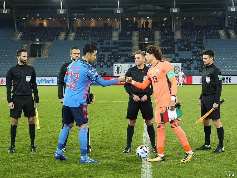 日本サッカー協会さんのインスタグラム写真 - (日本サッカー協会Instagram)「【2020.11.18 Match Photo①📸】 　 🏆国際親善試合 ⌚11.18(水) 5:00KO（日本時間） 🆚メキシコ🇲🇽 📍シュタディオン・リーベナウ 　 GK 23 #シュミットダニエル DF 16 #冨安健洋 19 #酒井宏樹 22 #吉田麻也 MF 4 #中山雄太 6 #遠藤航 7 #柴崎岳 8 #原口元気 9 #鎌田大地 14 #伊東純也 FW 11 #鈴木武蔵 　 (SUB) GK 1 #川島永嗣 12 #権田修一 DF 2 #植田直通 3 #室屋成 5 #長友佑都 20 #板倉滉 24 #菅原由勢 MF 10 #南野拓実 13 #橋本拳人 17 #久保建英 25 #三好康児 FW 18 #浅野拓磨 　 監督 #森保一 　 ✅活動中の様子を映した #TeamCam は YouTubeチャンネル #JFATV で配信中！ 　　 #daihyo #jfa #SAMURAIBLUE #新しい景色を2022」11月18日 19時14分 - japanfootballassociation