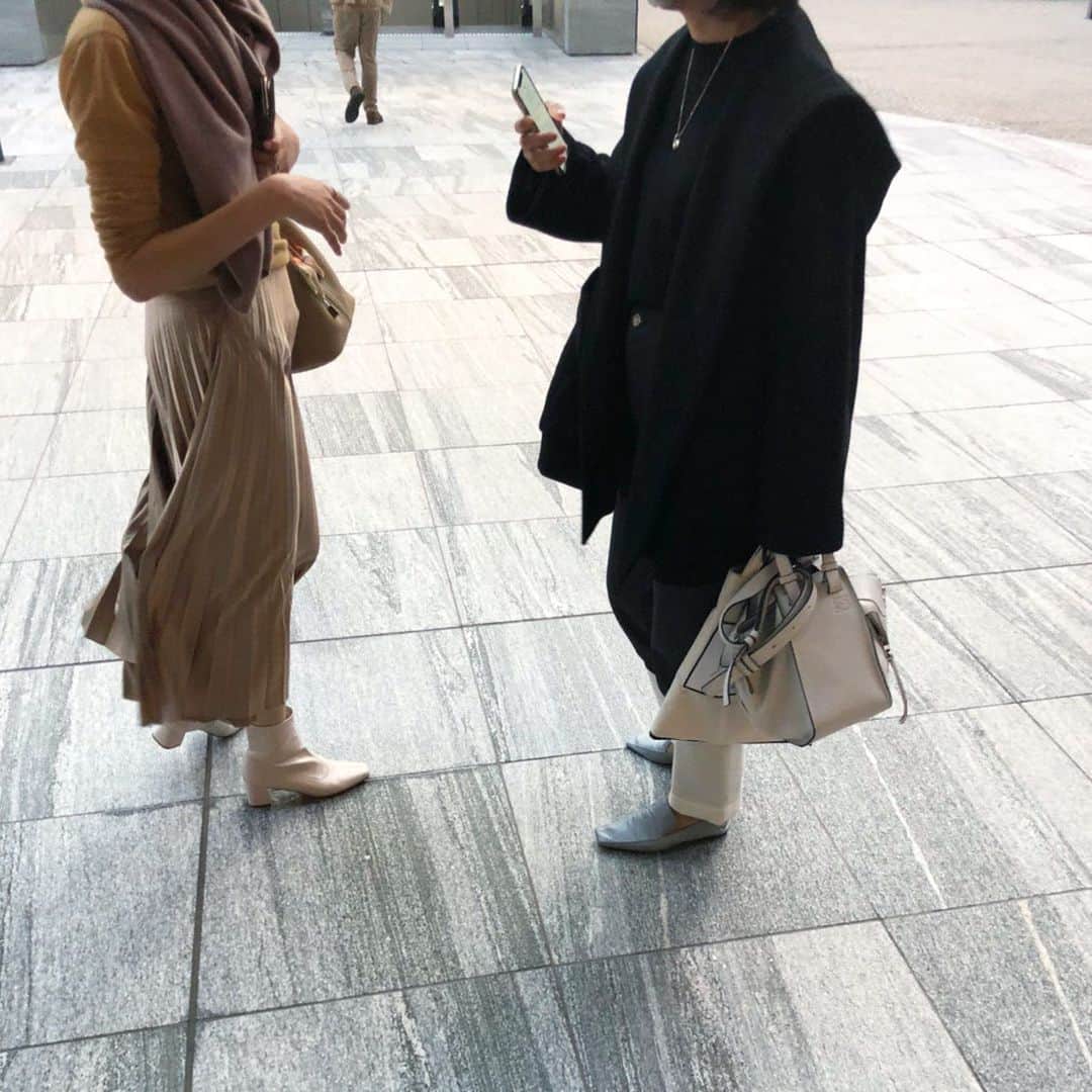 aki_closetのインスタグラム：「. 👭💓 . デニムコーデ♡ . アウターはショート丈が気分♪ . #loewe #fishermandenim  #gypsohila #hermes」