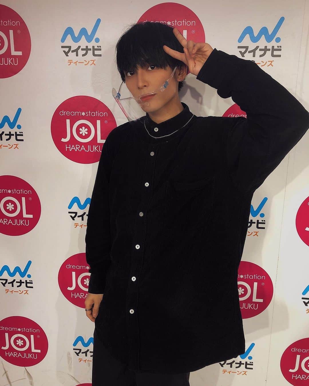 岡田隆之介のインスタグラム：「ライブある日の僕❗️  眼鏡型のフェイスシールドお初です！ 感染対策はバッチリね👌  . . . . . . . #JOL #instagood #instalike #like4like #like #ootd #ootn #followme  #halloween #halloweenmakeup #モデル #サロモ #サロンモデル #メンズファッション #ファッション #お洒落さんと繋がりたい #韓国好きな人と繋がりたい #ファインダー越しの私の世界 #フォロミー  #いいねした人で気になった人フォロー #黒髪 #マッシュ男子 #雰囲気好きな人いいね #雰囲気推してください  #いいね返し #アイドル」