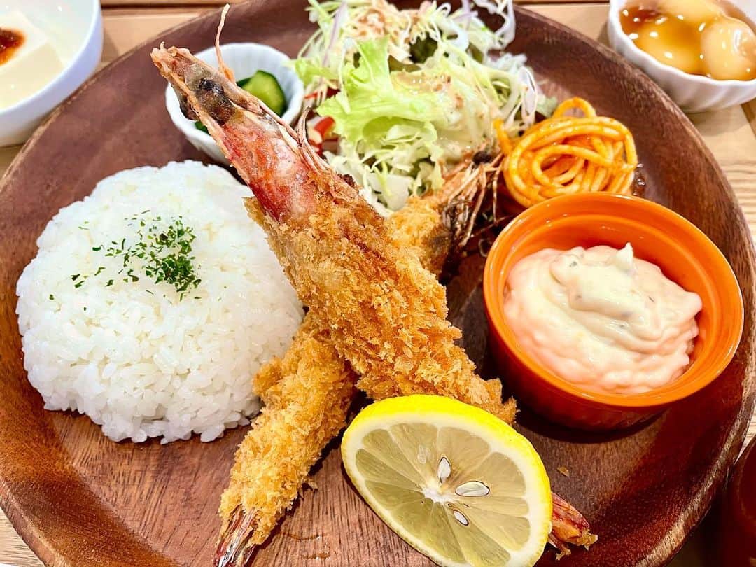 梶剛のインスタグラム：「香川県三豊市仁尾町【にがり衛門】 うまうま海老。 #香川県 #カジログ #香川の美味い」