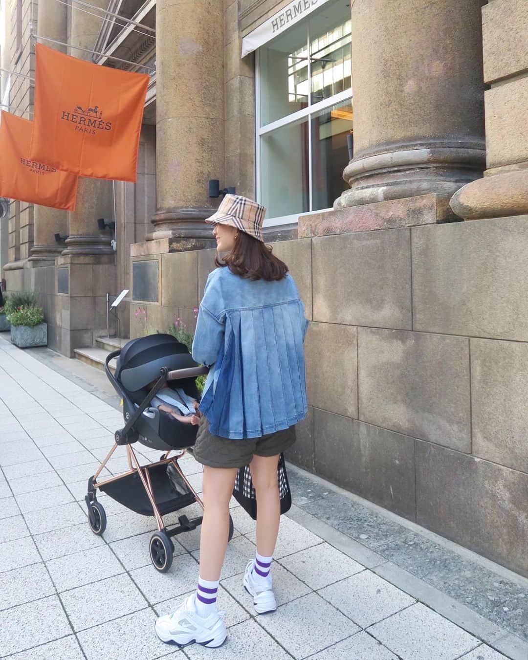 Mai Wakimizuのインスタグラム：「今日は夏に逆戻りな暑さで、半袖ショーパン日和！笑 完全にデニムブラウスは間違えた。笑 打ち合わせの合間にあれやこれやと♡あっという間に1日終了、お疲れ様でした♡ #wakkinstyle#ootd#coordinate#ママコーデ tops:#linkable @linkable_official(明日19日発売) pants:#rosymonster shoes:#nike hat:#burberry」