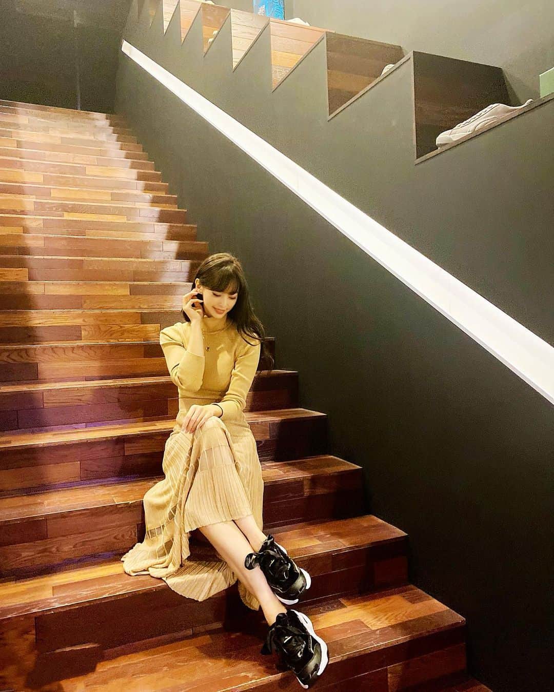 のインスタグラム：「. . . . 今日は私の大好きな @pumajapan のプレスに遊びに行ってきました🖤🐆 . かわいいシューズやウェアが たくさんあって眼福…🥺❤️ . 入り口入ってすぐの階段がかっこよくて 思わずお写真撮ってもらっちゃいました✨ . というかこのシューズ可愛すぎる🥺 欲しい…❤️ . また遊びに行こっと🥰 . . . #ロングヘア #自まつ毛  #美容 #スキンケア #美顔器 #racequeen #rq #カラコン #romand #ロムアンド #プーマ #トレーニング #トレーニング女子 #くびれ #ウエスト痩せ #workout #training #ダイエット #ポニーテール #腹筋トレーニング #へそ出し #sexystyle #さくポーズ #プレス #展示会 #eimyistoire #エイミーイストワール #ベージュコーデ」