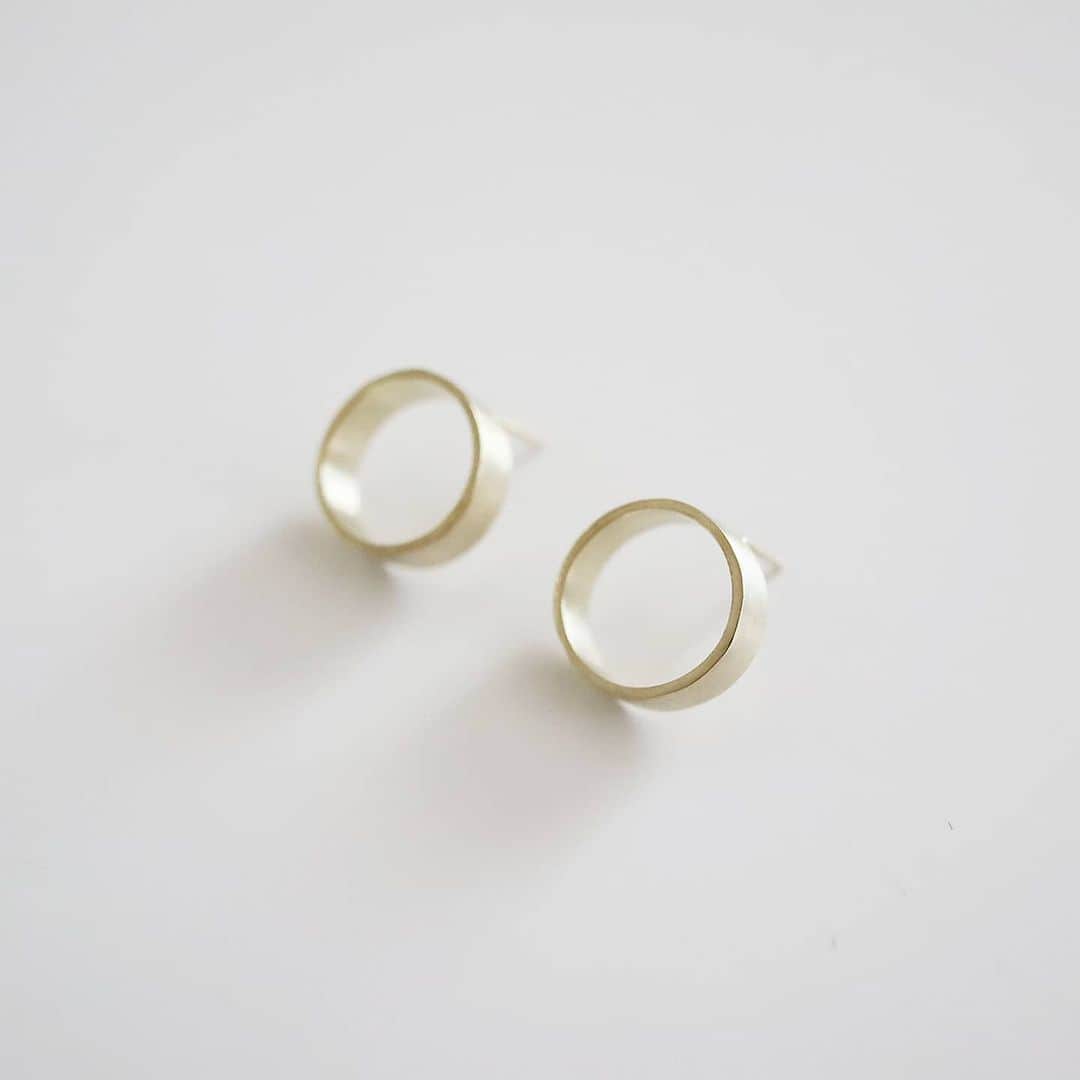 のインスタグラム：「ring pierce · こちらはお嫁行き☺ · #joueri#アクセサリー#ピアス#彫金#真鍮 #ハンドメイドアクセサリー#fashion#ootd#outfit#code#coordinate#style#ファッション#コーディネート#コーデ#プチプラ#プチプラコーデ#シンプルコーデ#mamagirl#locari#partegram#カジュアル#お洒落さんと繋がりたい」