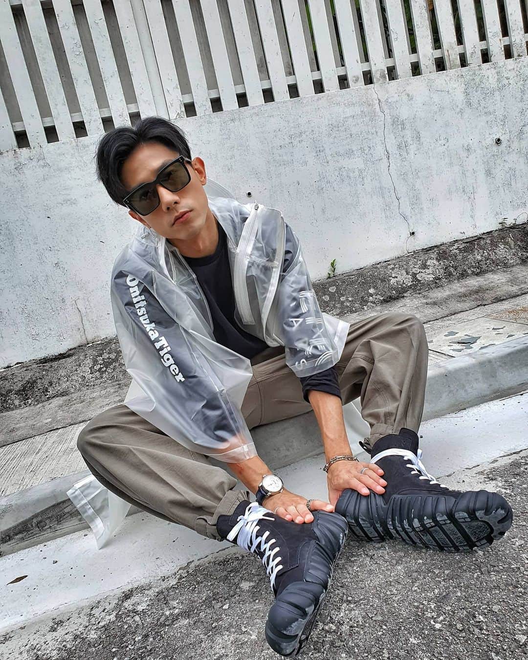 デスモンド・タンのインスタグラム：「These @onitsukatigerofficial X Dentrigre boots are a fierce fashion statement that will give an added punch to any outfit. 🥊 Some might say they look like tiger paws on my feet!   @onitsukatigerofficial @onitsukatigersg #onitsukatigersg #DENTIGRE BOOT」