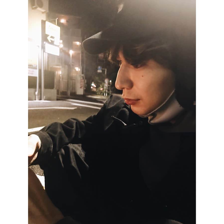 椎木知仁のインスタグラム：「11/23 北海道での弾き語りが中止になってしまいました。チケットを買ってくれていたみなさん本当にすいません… 僕は元気でいます。何かのバランスがおかしくなっているのか週３で二郎系を食べたり、一人でショットのテキーラを飲んだり、シチューの残りに引くほどカビが生えているけど放っておいたりしています。早く配信ライブや新譜の感想を聞きたいです。北海道、また必ず行かせて下さい。」
