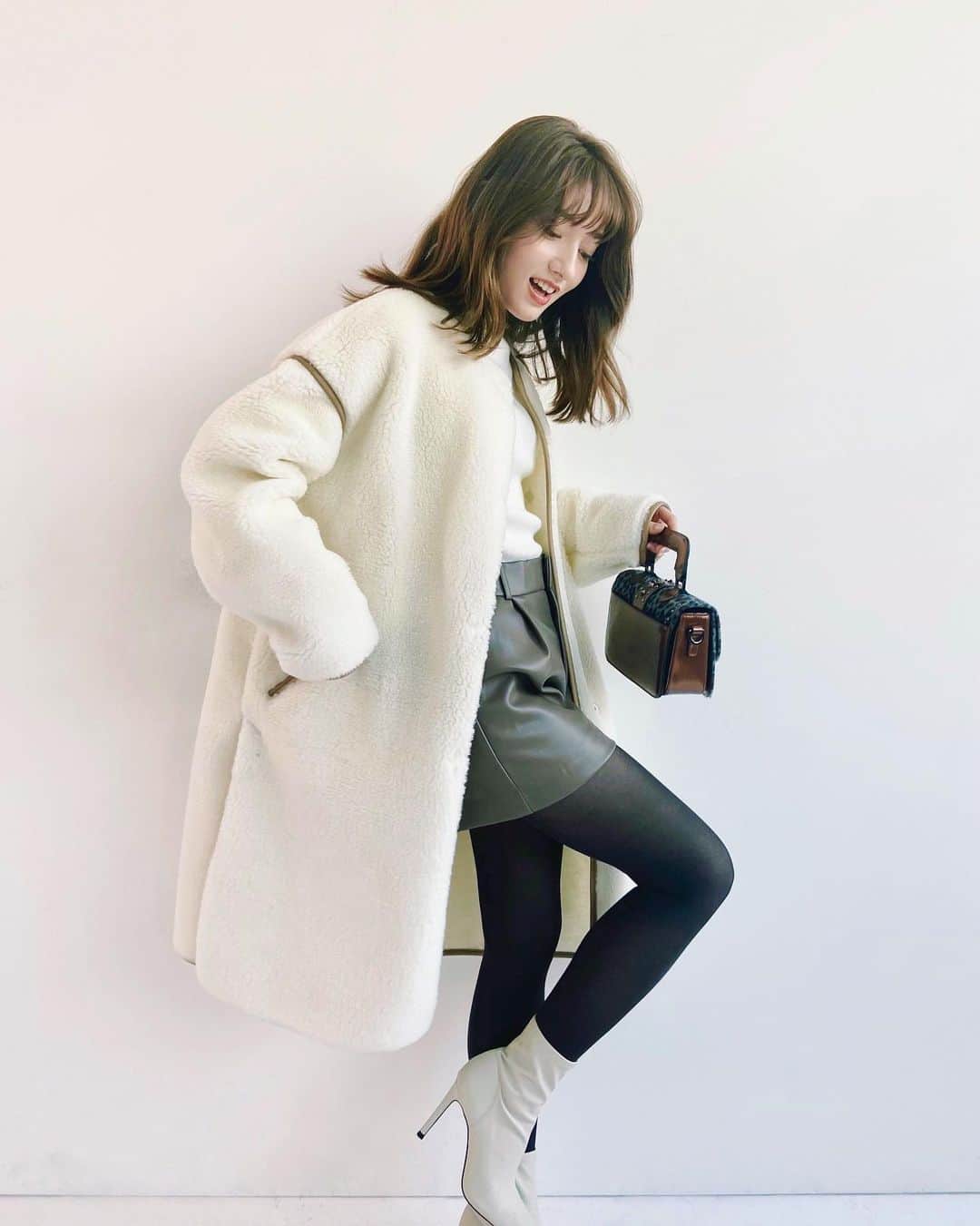 のインスタグラム：「. 私服コーデ👢🤍 大人になるとミニ丈抵抗あるけど 暗めのタイツにブーツ合わせれば 大人っぽく着こなせる☺︎✨ . 今期GETした( @the_virgnia )の ボアコートを合わせてきれいめカジュアルに🧸 . ﾄｯﾌﾟｽ: ( @tocco_closet ) ﾎﾞﾄﾑｽ: ( @zara ) ﾌﾞｰﾂ: ( @zara ) ﾊﾞｯｸﾞ: ( @follifollie ) . . #ootd #outfit #私服 #秋冬コーデ #ボアコート」