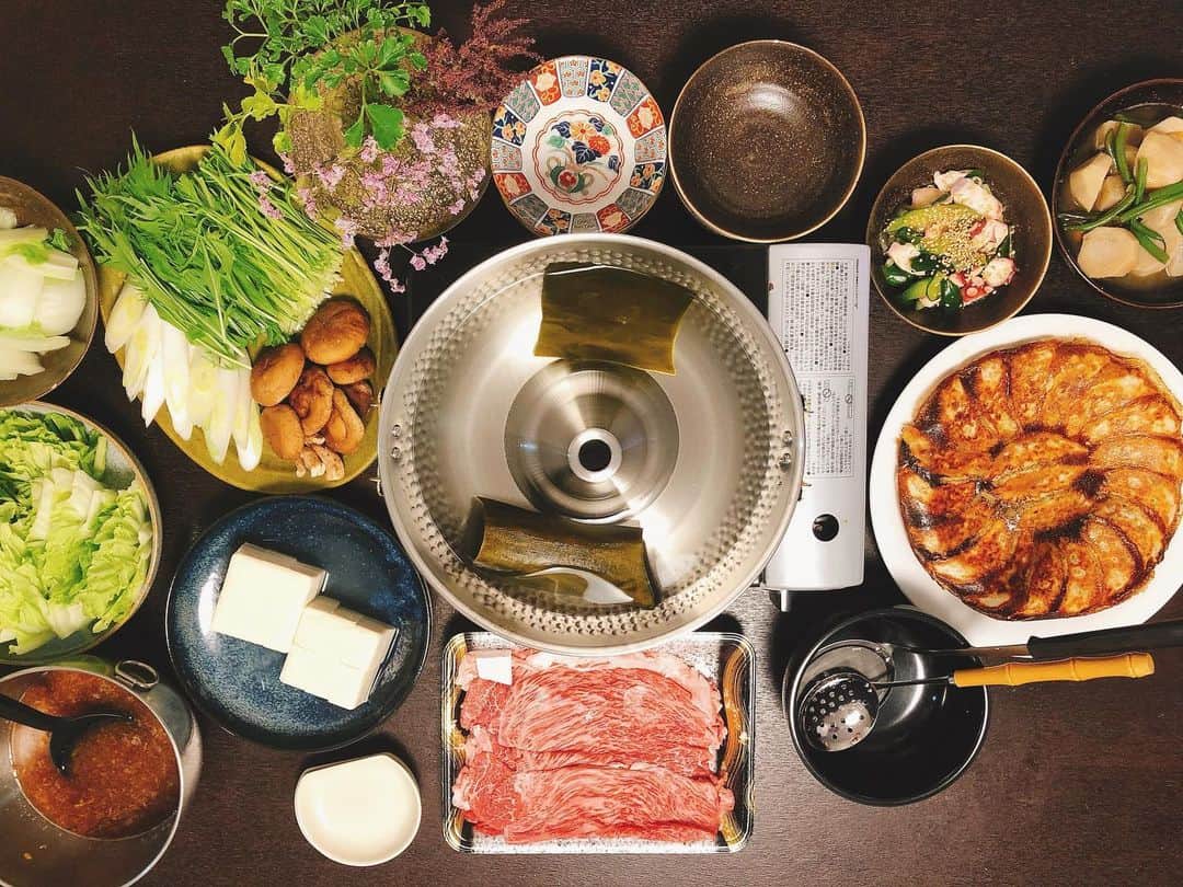 ステファニーのインスタグラム：「🍲💭💕 お鍋の季節になってきたね。 新潟の長谷川ファミリーから頂いたお肉で しゃぶしゃぶにしました。 そしてマミーの料理の中でも大好きな餃子を 美味しく食べた夜。 _____ しゃぶしゃぶ 羽付き餃子 里芋と根菜の煮物 タコときゅうりの酢の物」