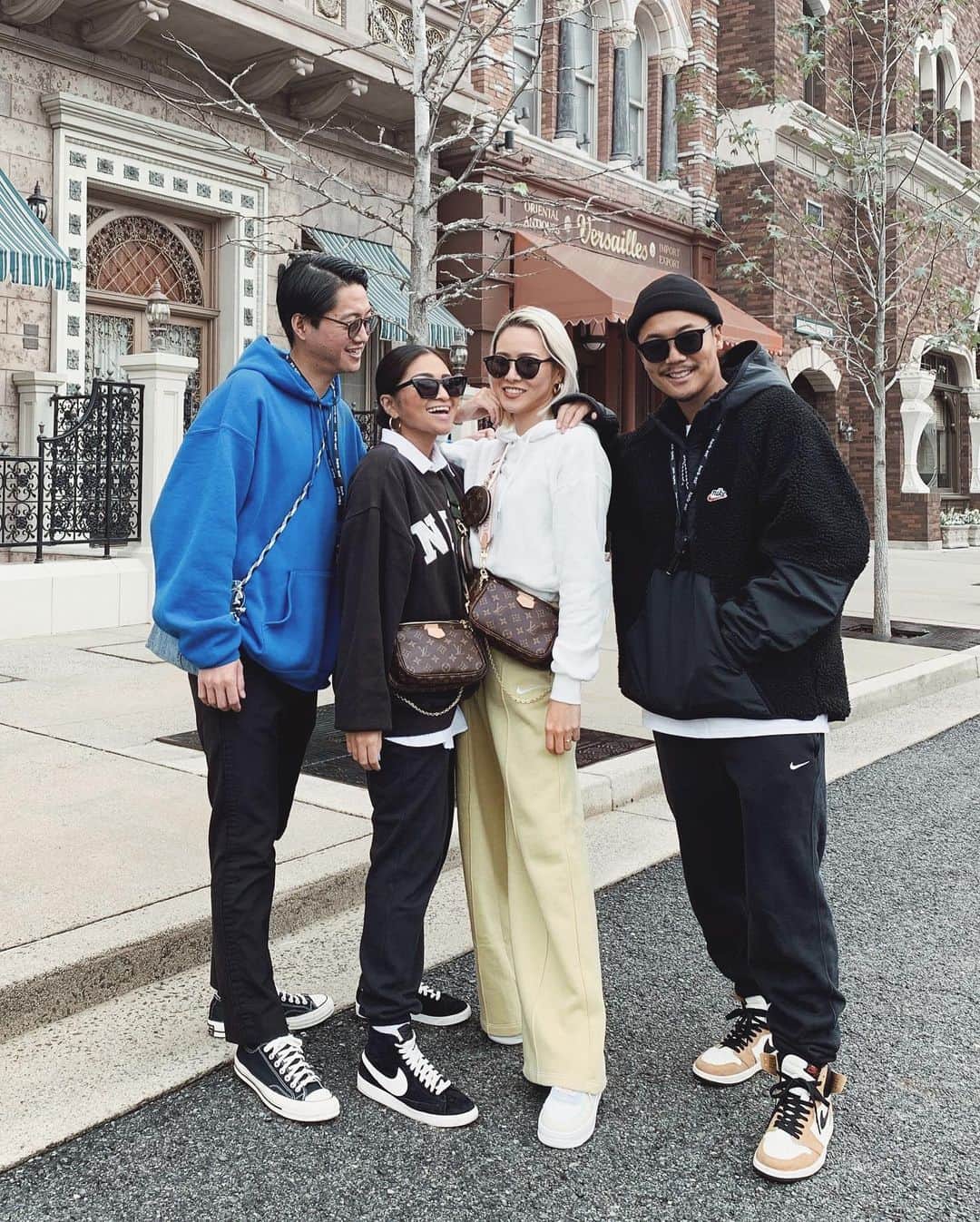 のインスタグラム：「ユニバ感のなさw レンモエまた会う日まで🌭また一緒にうなぎバター食おうぜい🍣 @m0304m @r0411r  ㅤㅤㅤㅤㅤㅤㅤㅤㅤㅤㅤㅤㅤ  #usj#usjコーデ#usj好きな人と繋がりたい #ユニバ#ユニバコーデ #ユニバーサルスタジオジャパン #ユニバデート #ミニオンコーデ #ミニオンコーデ #夫婦デート #夫婦#pr#カップル#カップルフォト#カップルフォト倶楽部 #カップルグラム #パパコーデ#ママコーデ#大阪#大阪旅行 #夫婦コーデ #カップルコーデ #おそろコーデ#双子コーデ#いいね返しは絶対 #ゆにば」