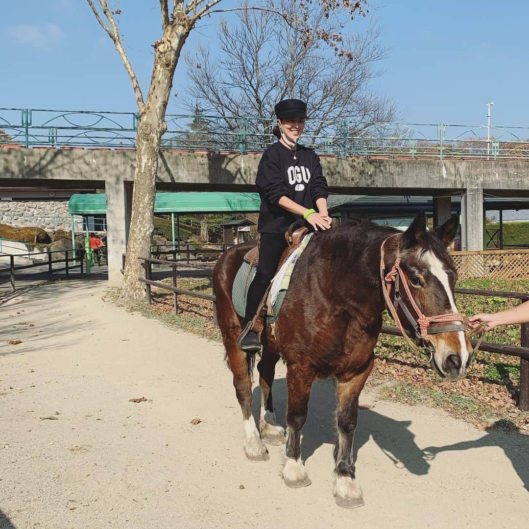 鈴木六夏さんのインスタグラム写真 - (鈴木六夏Instagram)「私だって乗ったよ☺️  この帽子かぶって乗馬のりばにいたら 小さい女の子に、乗馬の係員さんと間違われて 「お願いします」ってチケット渡された🤣 ごめんね、紛らわしかったよねww」11月18日 19時44分 - rikuka.62