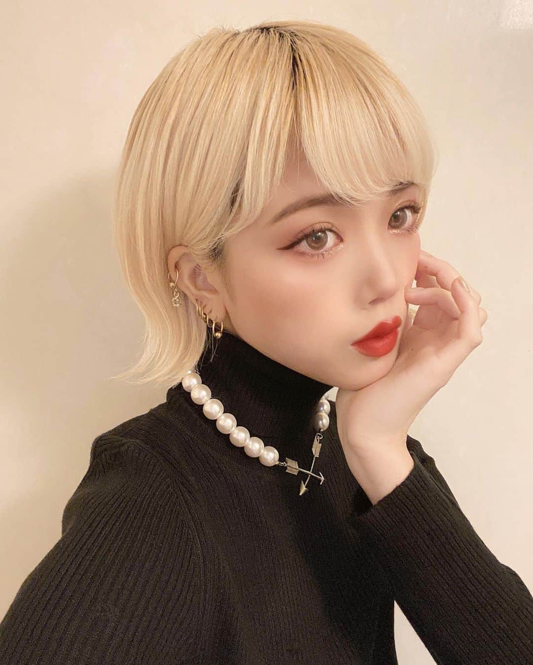 のインスタグラム：「🌟﻿ 今日はレトロみあるヘアメイクにしてみたよ。﻿ M字リップにすると顔変わるんや〜〜 ﻿ ﻿ 最近スキンケアにジェルを取り入れています。﻿ 今試しているのは、﻿ スキンケールド リバイタライジング濃密ジェル。﻿ ﻿ ﻿ クリームやオイルよりもベタつきが少ないのに﻿ しっかり肌が潤ってる実感があります。﻿ 化粧水のあとこれ一つでスキンケア完了するのも良き。﻿ メイク前につけると少しモロモロしたので﻿ 個人的には夜のスキンケア向けかなと思いました。﻿ ﻿ ﻿ スキンケアにジェルという概念が追加された💡﻿ ジェル、乾燥肌の方にはなかなかおすすめです。﻿ ﻿ ﻿ #Skinkalede #スキンケールド #おすすめスキンケア#PR﻿ @skinkalede_official  ﻿」