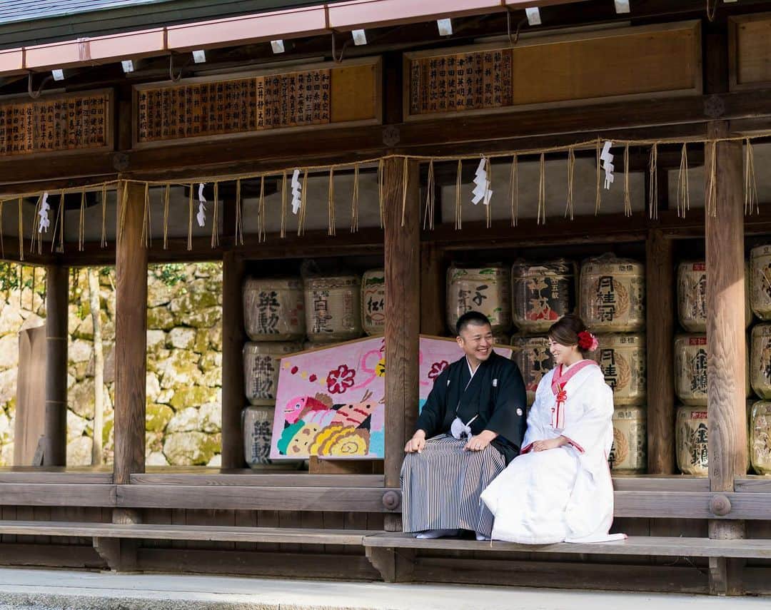京都神社婚のインスタグラム：「京都神社婚は、衣装・着付け・ヘアメイク・当日のアテンド・写真撮影およびデータ・アルバムなど必要なものを全てセットで含んだサービスです◎ ・ 全てセットに含まれているため、予想外の追加料金はかかりません◎ 休日料金やハイシーズン料金もありません◎ ・ フォトスタジオが運営するプランですので、 お写真も高い品質のものをカタチに残していただけます◎ ・ 情勢の影響により、ご親族様との少人数での挙式をご検討されている新郎新婦様も多くいらっしゃると思います ・ 何から準備を進めるかなどわからないことも、まずはお気軽に、挙式のこと、ご相談ください◎ ・ ・ ・ ・ #kyoto#京都#Japan#和装#着物#白無垢#京都神社婚#和婚#神前式#神社挙式#結婚式#結婚#wedding#ウェディング#ブライダル#bridal#bride#結婚準備#結婚式準備#花嫁準備#プレ花嫁#花嫁#instawedding#幸せ#weddingphotographer#撮影#スタジオゼロ」
