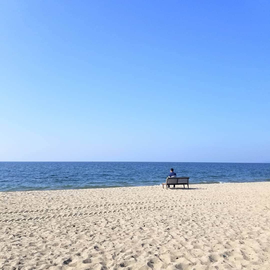 前園真聖さんのインスタグラム写真 - (前園真聖Instagram)「有明浜にポツンとベンチ😊 #有明浜 #観音寺市」11月18日 19時41分 - maezono_masakiyo