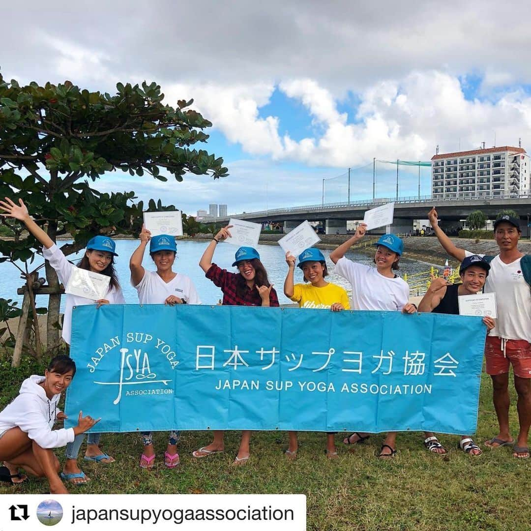 飯沼誠司さんのインスタグラム写真 - (飯沼誠司Instagram)「#Repost @japansupyogaassociation with @get_repost ・・・ 第18回指導者養成講座が11月頭に沖縄にて開催されました🏄‍♀️🌈🌞  今年は、4月9月と指導者養成講座が中止となり、今回最小人数で、4月参加予定だった方を中心に6人のみで募集なしでT Tを開催致しました🏄‍♀️  毎年開催場所だった場所で、みんなで同じ部屋で、お風呂もご飯も一緒というスタイルも出来なくなりました😢 那覇の波の上ビーチで開催🌴 ホテルもバラバラ各自で、毎朝検温、マスク着用、レスキューもマスク着用、ソーシャルディスタンスで座学も行いました😷  レスキューは、協会安全管理担当飯沼誠司さん　@seiji_iinuma に監修してもらい、実技はマスクを着用すると言う形で、ライフセーバーの講習と同じ形で講習をやりました🏄‍♀️ @asj09.27  アスリートセーブジャパンのAED講習も毎回勉強になります🙏  新しいスタイルで、協会 指導者養成講座もスタートしました🙌来年に向けて、また活動していきますので、みなさま、どうぞよろしくお願いします🙏  18期新しく6人の仲間が加わりました💛 @ni__ji__r  @ekkiri_26  @ryomanoniichan  @yukari____yoga  @yo.yoshino0517  kyotti_7351   みんなよろしくね🌞💛  ご協力いただいた　@naminouesup 田中さん、うみそら公園比嘉所長、修了式に三線で素敵な唄をありがとうございました💛  日本サップヨガ協会理事長 田中律子  #日本サップヨガ協会  #指導者養成講座  #supyoga  #supyogateachertraining  #beach  #japansupyogaassociation  #波の上ビーチ  #波の上宮  #海の神様  #みんなでお参りしました  #最高な仲間たち」11月18日 19時43分 - seiji_iinuma