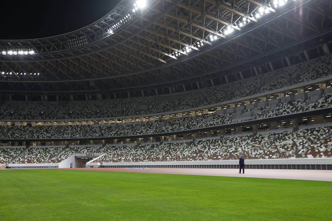 2020年東京オリンピックさんのインスタグラム写真 - (2020年東京オリンピックInstagram)「IOC President Thomas Bach sees the completed Olympic Stadium for the first time. 🏟️   The IOC President said: "(The athletes) will fall in love with Tokyo" after visiting the Olympic Stadium and Athletes' Village.  In his first visit to Tokyo since the outbreak of COVID-19, President Bach was convinced by the Tokyo 2020 organisers that the games could be held in front of a "reasonable number of spectators".  Click the link in our bio for more details. 👉📱  #Tokyo2020 🇯🇵🌏 #UnitedByEmotion @olympics @olympicchannel  📷 Photo by Tokyo 2020 / Uta MUKUO」11月18日 19時53分 - tokyo2020