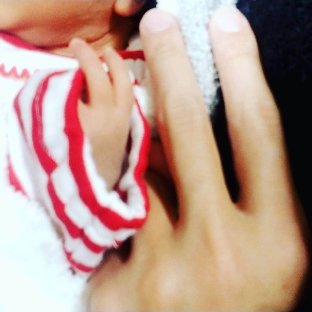 紘毅さんのインスタグラム写真 - (紘毅Instagram)「逆ピース。 #赤ちゃん #ピース #こりゃたまらん」11月18日 19時50分 - hirokinginging