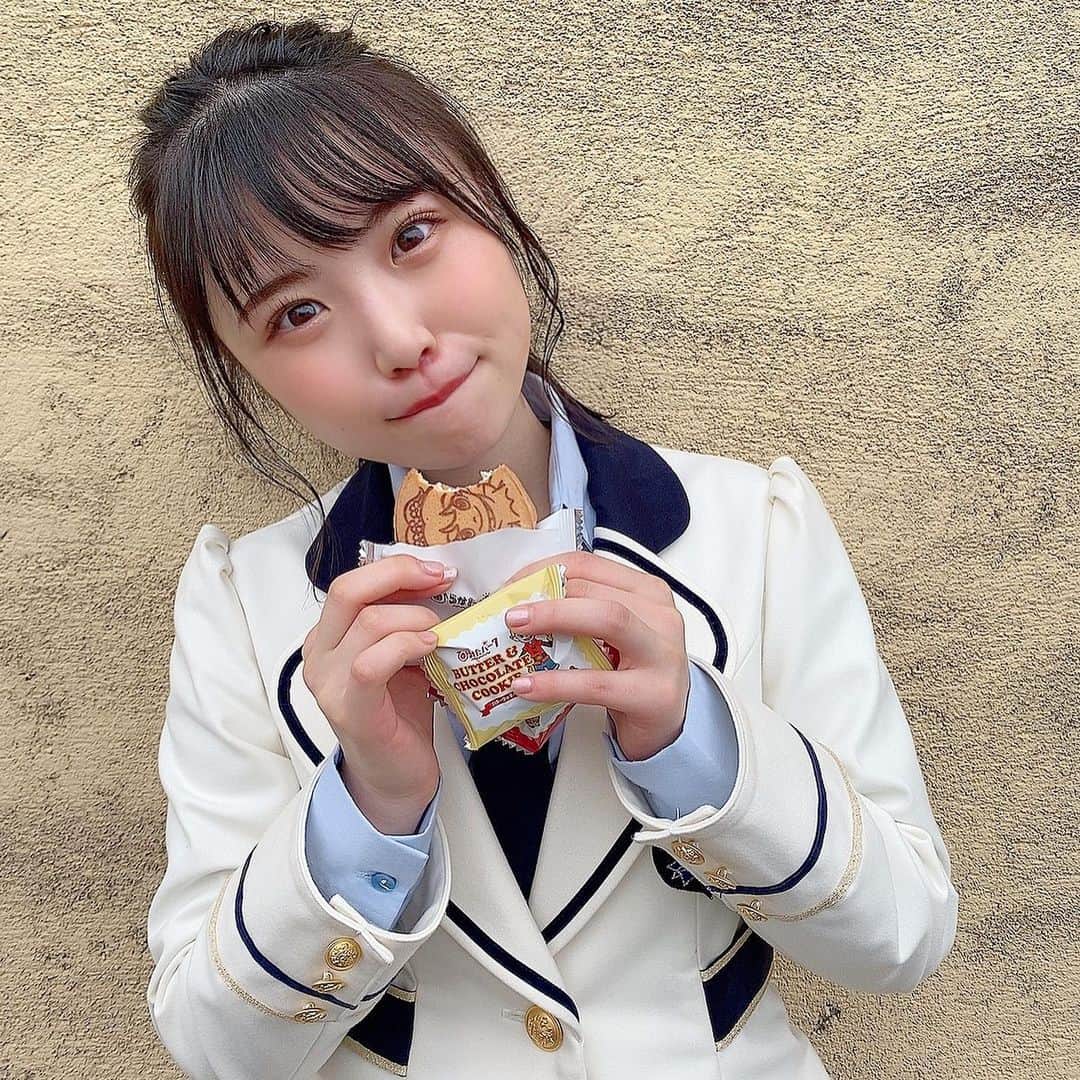 のインスタグラム：「《#恋なんかnothankyou 》﻿ ﻿ 本日発売のNewシングル💗💗💗💗﻿ ﻿ ﻿ typeBにはチームMのチーム曲が✨✨﻿ ﻿ この曲、本当に良い曲で、めっちゃお気に入り🤩💗﻿ ﻿ ﻿ ﻿ ﻿ typeCには《ぶらり人狼inひらパー》でひらかたパークさんにお邪魔して、、人狼🐺❤️﻿ ﻿ これはほんまにめっちゃ面白いので見なきゃ損です✨﻿ ﻿ ﻿ ﻿ ﻿ ひらパーのお土産のお菓子もめっちゃ美味しくてたくさん食べちゃったぁ✨﻿ ﻿ お土産に是非🤍﻿ ﻿ ﻿ ﻿ ﻿ #new #シングル #nmb48 #アイドル  #ひらパー #ひらかたパーク #人狼 #人狼ゲーム #🐺 #お土産 #クッキー #お土産スイーツ #お菓子 #ポニーテール  #ラビグルメ  ﻿」