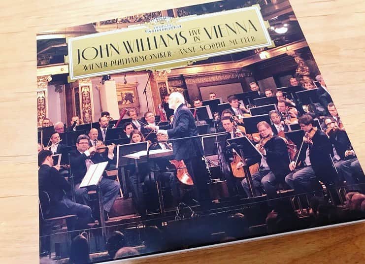 諏訪彩花さんのインスタグラム写真 - (諏訪彩花Instagram)「なんてすばらしいの🎻✨映画の世界に飛び込んだみたい。いつか生演奏で聴いてみたいなぁ。#jonewilliams #ウィーンフィルハーモニー管弦楽団」11月18日 19時50分 - suwa_ayaka