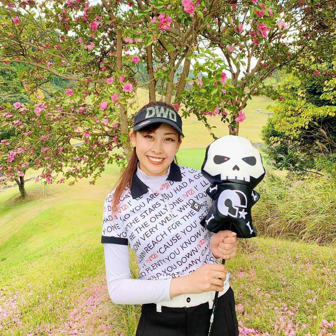 岡田唯花さんのインスタグラム写真 - (岡田唯花Instagram)「. @comocome.golfselect  の#ベビすか ﾁｬﾝのヘッドカバー💀❤︎ . めっちゃくちゃ可愛い😍 こーゆのタイプ❤️❤️❤️ . 後ろのピンクの花も可愛いくて写真撮ってもらいました🌸  　﻿ ﻿#コモコーメ #コモコーメヘッドカバー  #ゴルフ #ゴルフ女子　#ゴルフコーデ #ゴルフウェア #ゴルフスイング #ゴルフ好き #ゴルファー #プロゴルファー #女子プロゴルファー　#ゴルフばか #ごるふ女子 #ごるふばか #ごるふ好き #ごるふすたぐらむ #golf #golfgirl #golfer #instagood #instagolf #instagolfer #ゴルフアパレル #ゴルフファッション  #⛳️ #🏌️‍♀️ #❤️﻿」11月18日 19時51分 - yuican_61