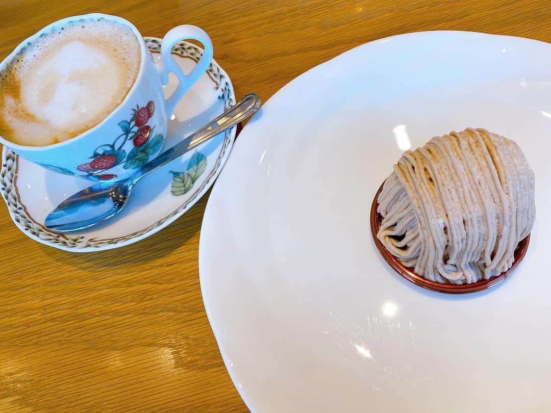 山本愛子さんのインスタグラム写真 - (山本愛子Instagram)「モンブランらぶ💕 ケーキを選ぶ時、だいたいモンブランかタルト😊❤︎  でも初めていくお店はショートケーキで判断することが多い←何様！😂  ショートケーキがおいしいお店は、だいたいなんでもおいしい説😍  #おやつ #ケーキ #モンブラン」11月18日 19時51分 - aikoyade1219