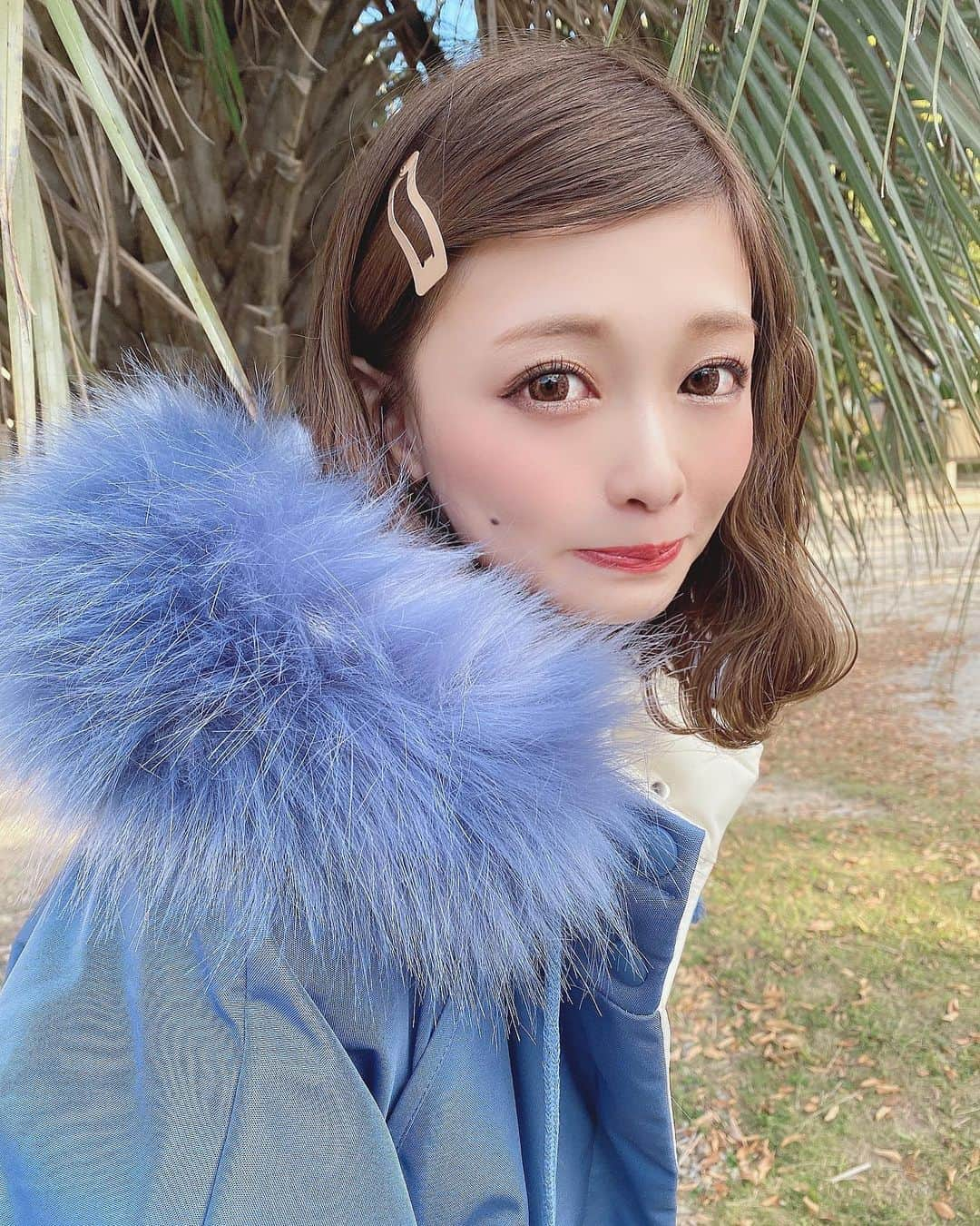 りなてぃさんのインスタグラム写真 - (りなてぃInstagram)「﻿ ﻿ ﻿ ﻿ @amail_official さんのコート🧥♡﻿ ブルーかわいいなぁあ🤦🏻‍♀️💓すき。﻿ ﻿ ﻿ みなさんmerueの﻿ クリスマスコレクション見てくれた？💓﻿ ﻿ 他にも可愛いのいっぱいなのでお楽しみに🙊﻿ ﻿ そして今週日曜日 @merue_official で﻿ インスタライブです♡﻿ ﻿ ☑︎11月27日（先行24日）﻿ ☑︎12月4日（先行1日）﻿ 2週間分の発売のアイテムを紹介するよ🙃💓﻿ ﻿ そしてそして、11月27日の発売は﻿ @merue_official のフォロワー様のみが﻿ 購入出来るシステムとなるので﻿ 今のうちにフォローしておいてね🙊💓﻿ ﻿ ﻿ #カラコン #アイメイク #ラッシュリフト ﻿ #シルバーアクセサリー #デカ目メイク #コスメ ﻿ #コスメ好き  #自まつ毛メイク #りなてぃー ﻿#merue #メルエ  ﻿ ﻿ ﻿ ﻿」11月18日 19時52分 - rinatea_25