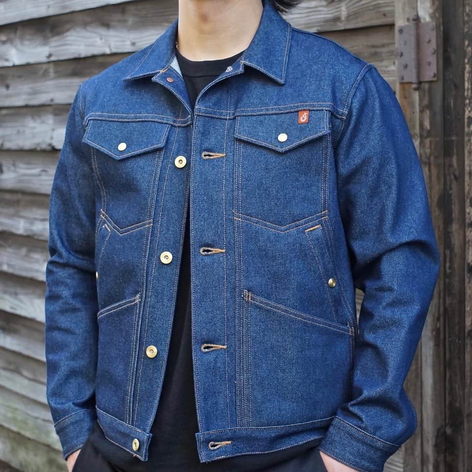 のインスタグラム：「デザインや生地感が好評で多数のご予約をいただいていた"Ramblin' Jacket" いわゆるデニムジャケットに見えますが、生地には綾織りの変化組織"Broken Twill"を用いて製作しています。 ブロークンツイルとは、通常のデニムの様な綾織りの綾目を崩した特殊な生地です。 そのため、洗いなどで起きる繊維の捻じれを各方向に分散することができ、捻じれから起こる縮みを防ぐことができるのです！ パターンは、ポケットデザインを多数取り入れ収納性に富んだ実用的な作りに。 中段のハンドウォーマーポケットには温かみのある別布ライニングを装備し、これからの冷え込む時期にも効果的に着用いただけるでしょう！  #shipjohn #ramblinjacket #denimjacket #brokentwill #cotton #madeinusa #portland #oregon #usa #wescojapan #wescoosaka #wescoebisu #wescosetagaya」