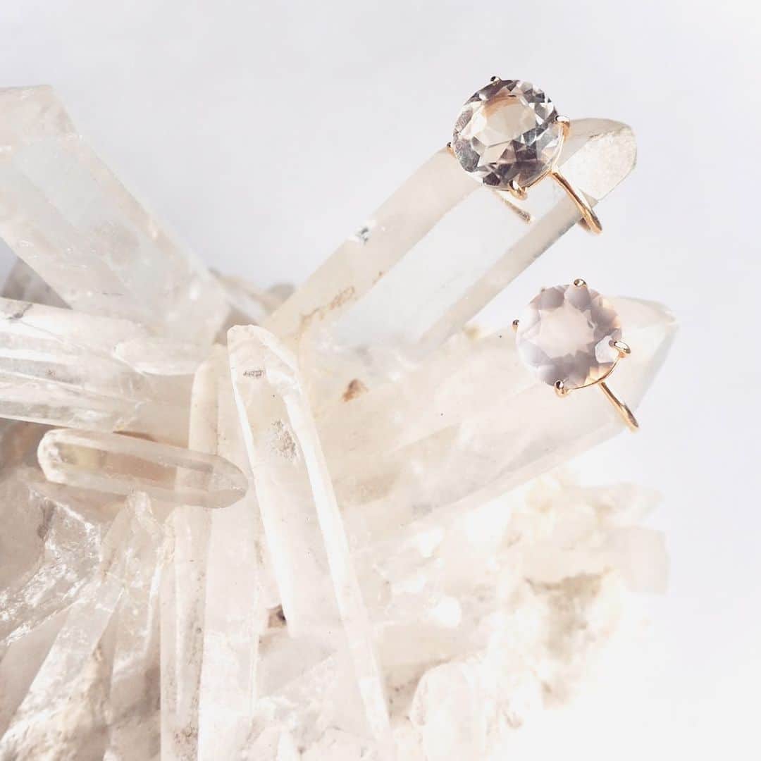 のインスタグラム：「.  本日、予約発売がスタートしました💍✨ 　 ✷Rose Quartz / Crystal ring✷ from @amate_bijou   指先をキラキラと輝きで彩る、 クリスタルとローズクォーツのリング💍✨ 　 浄化の石"Crystal"  愛の石"Rose Quartz" 　 ホリデーシーズンの贈り物にもぴったりな 大粒な天然石が輝く指輪は、 カジュアルからエレガントなシーンまで幅広くご愛用いただけます🎁  リングはサイズ調節が可能なのでどの指にでもフィット💫 　 “Amate bijou”オンラインストアにて先行予約発売を開始いたします🌹 　 (ご注文を頂いた順に発送は12月上旬頃からとなります。)  Amate bijouのアクセサリーが皆様のお守りとなり、幸運を引き寄せますように🙏❤️✨ 　 ※ウェブサイトには、私のInstagramプロフィール、 @amate_bijou プロフィール、ストーリーズや私のブログからアクセスすることができます。 .  ※アクセサリーにつきましては、職人が一つ一つ手作りで作業を行なっているため、受注から1〜2週間ほどのお届けとなります。 ご了承くださいますようお願いいたします。 . ※ご不明な点がございます場合は、ウェブサイト内のCONTACTよりお問い合わせをお願いいたします。  ・・・  #amatebijou #ring #crystal #rosequartz #アマテビジュー」