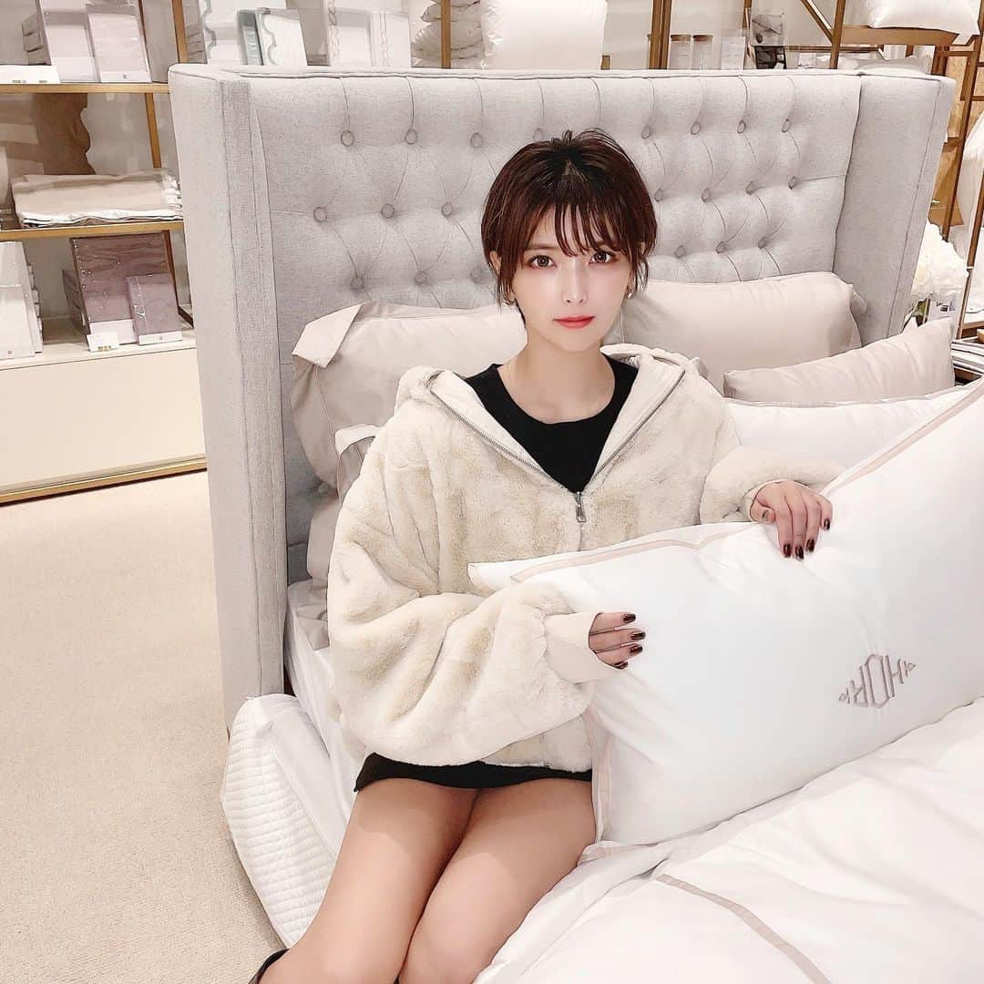 ききまるさんのインスタグラム写真 - (ききまるInstagram)「寝具🛌🌙 . インテリアブランドの @hotellikeinterior 様に、初の路面店のオープンパーティーにご招待頂き、六本木ヒルズ店にお邪魔しました💠✨✨ . 　『一流ホテルの寝心地をご自宅で』をテーマにリネン ピロー、寝具、お洒落なアイテムがいっぱい！✨ . 枕カバーとかタオルとかに自分の好きな刺繍がいれられるの🥺💗💗💗 ワタシは刺繍入りのバスローブをオーダー♪⭐️届くの楽しみいいい . . プレゼント🎁にもぴったりだよおお！ .  新宿伊勢丹、銀座三越、大阪高島屋にも常設店があるらしいよー！ . .  📍東京都港区六本木6-10-3 六本木ヒルズ森タワーけやき坂通り１階 営業時間　当面 11:00～20:00 TEL 03-6271-5566 . .  #ホテルライクインテリア #六本木ヒルズ　#寝具　#hotellikeinterior #pr #寝具　#枕カバー　#バスローブ　#タオル　#刺繍入り　#オープニングパーティ #レセプションパーティー #レセプション」11月18日 19時56分 - kikigram_97