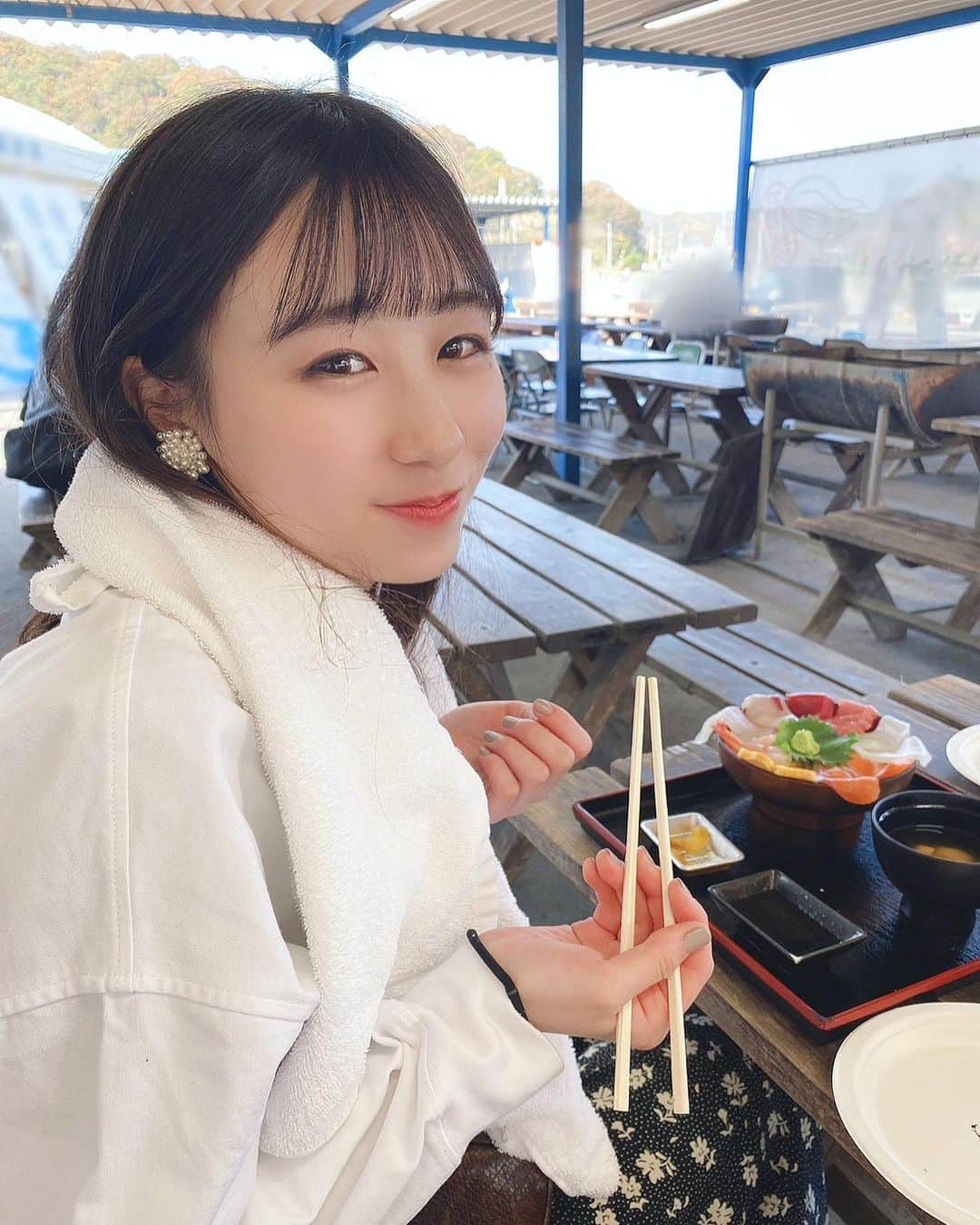 NANAMIさんのインスタグラム写真 - (NANAMIInstagram)「﻿ ﻿ ﻿ ﻿ ﻿ ﻿ ﻿ ﻿ ﻿ こんばんは♡﻿ ﻿ ﻿ 📸:.｡..｡.また海鮮食べてきました😋🥢 ﻿ ﻿ 牡蠣が最高でした✨🦪🦪 ﻿ 海鮮丼で玉子が入ってるのは初でした😳🥚✨﻿ ﻿ ﻿ ﻿ 　　　*･゜ﾟ･*:.｡..｡.:*･'*:.｡. .｡.:*･゜ﾟ･*﻿ ﻿ ﻿ ﻿ 今日もめちゃくちゃ暑かったですねー💦💦  一日お疲れ様でした( ◠‿◠ )♥️♥️﻿  ﻿ ﻿ ﻿ #Bs2020 #orixbuffaloes #baseball #オリックスバファローズ #プロ野球 #bsgirls #野球 #オリックス #オリ姫 #野球女子 #京セラドーム #京セラドーム大阪 #球場 #大阪 #instagood #instalike #followｍe #ユニフォーム #ユニフォーム女子 #兵庫県 #相生 #牡蠣 #焼き牡蠣 #海鮮 #海鮮丼 ﻿#NANAMI #NANAMI_364」11月18日 19時57分 - nanami_bsgirls_364