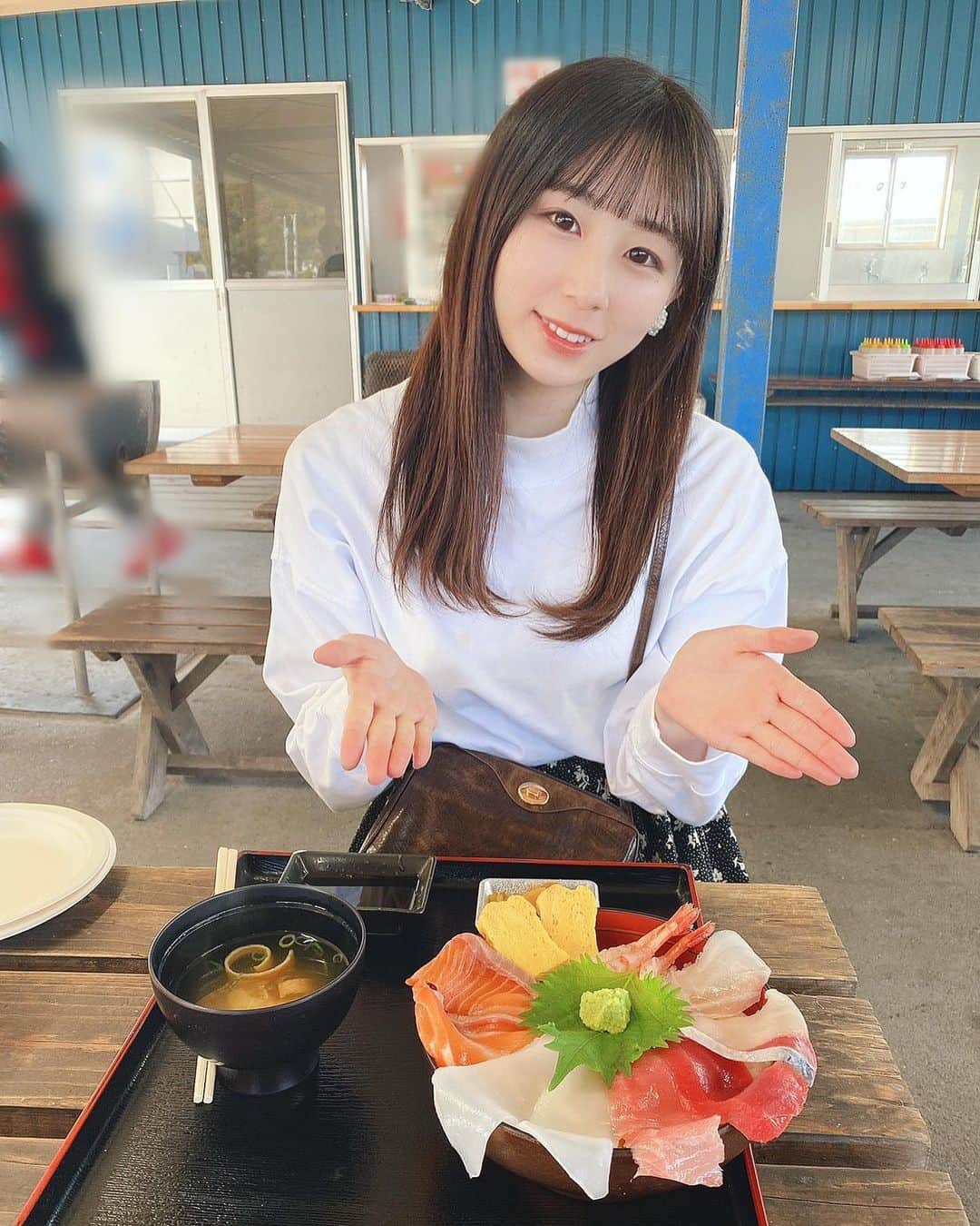 のインスタグラム：「﻿ ﻿ ﻿ ﻿ ﻿ ﻿ ﻿ ﻿ ﻿ こんばんは♡﻿ ﻿ ﻿ 📸:.｡..｡.また海鮮食べてきました😋🥢 ﻿ ﻿ 牡蠣が最高でした✨🦪🦪 ﻿ 海鮮丼で玉子が入ってるのは初でした😳🥚✨﻿ ﻿ ﻿ ﻿ 　　　*･゜ﾟ･*:.｡..｡.:*･'*:.｡. .｡.:*･゜ﾟ･*﻿ ﻿ ﻿ ﻿ 今日もめちゃくちゃ暑かったですねー💦💦  一日お疲れ様でした( ◠‿◠ )♥️♥️﻿  ﻿ ﻿ ﻿ #Bs2020 #orixbuffaloes #baseball #オリックスバファローズ #プロ野球 #bsgirls #野球 #オリックス #オリ姫 #野球女子 #京セラドーム #京セラドーム大阪 #球場 #大阪 #instagood #instalike #followｍe #ユニフォーム #ユニフォーム女子 #兵庫県 #相生 #牡蠣 #焼き牡蠣 #海鮮 #海鮮丼 ﻿#NANAMI #NANAMI_364」