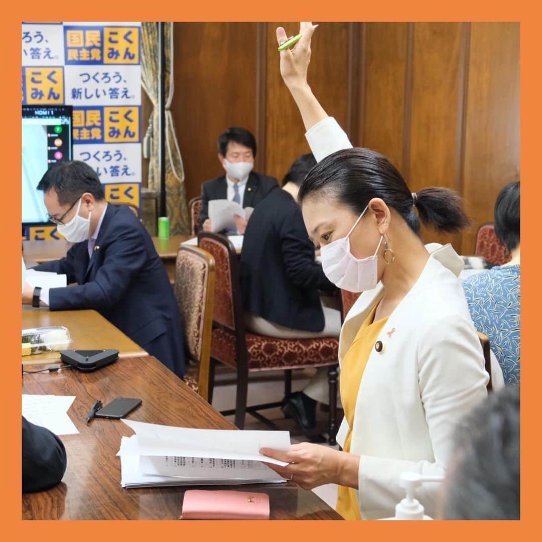 伊藤孝恵さんのインスタグラム写真 - (伊藤孝恵Instagram)「議員総会で「ハーイしつもーん」の図。寝坊した日は輪ゴムでおばさん結び。毛先がほぼ宮本武蔵。  #質問  #議員総会 #寝坊 #輪ゴム #おばさん結び #ひとつ結び #毛先 #宮本武蔵 #国民民主党 #参議院議員 #2児の母 #子育て #女の子ママ #伊藤孝恵」11月18日 19時59分 - itotakae