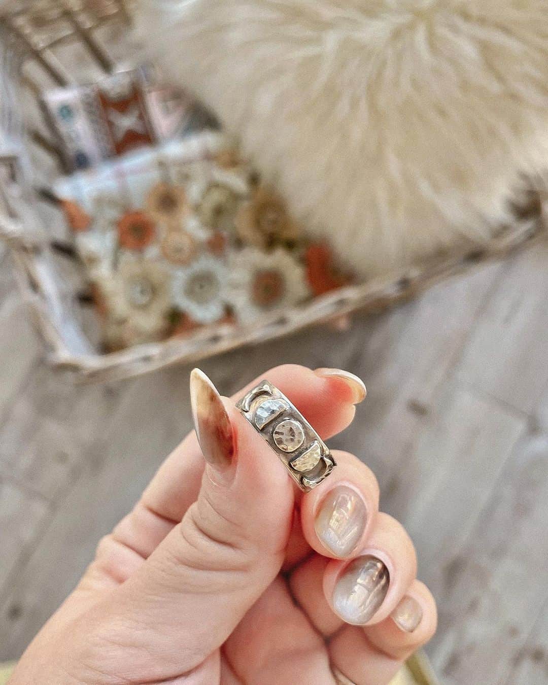 Manamiのインスタグラム：「🌕🌔🌓🌙 たくさんリクエスト頂いていた MOONLITだけのオリジナルmoon ring🌙 アーティストさんによる一つ一つ手作りです😌  いつも即完売してしまうので、 今回は受注販売することになりました✨ 今月末までです🙏🏽 HPのshopからcheckしてください💗」