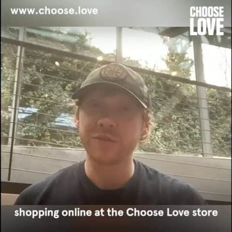 ルパート・グリントのインスタグラム：「Join me, and choose love. 🖤  Choose Love is a shop like no other. It’s about getting your present shopping sorted - all while helping people in desperate need.   As the world’s first shop that sells real products for refugees, #ChooseLove sells items like baby essentials, hot meals and sleeping bags, as well as services like medical care, legal aid and LGBTQ+ support. Everything you buy at Choose Love will be delivered to the people that need it most.   Around the world, thousands of families who have fled war and persecution are now facing both the threat of COVID and spending the freezing winter months in unbearably tough conditions, in tents. By visiting the Choose Love shop, you’ll be able to provide urgently-needed help, while getting beautiful personalised e-cards and merch to give to loved ones. Follow @chooselove to find out more.   This year, join me and do your present shopping at choose love. Just go to www.choose.love」