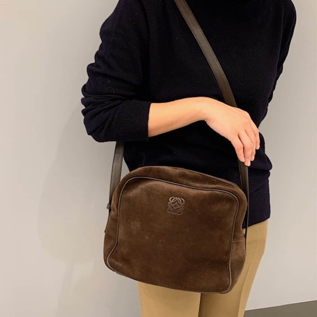 トライセクトさんのインスタグラム写真 - (トライセクトInstagram)「【decouverte】  VINTAGE LOEWE BAG 人気の高いヴィンテージロエベのバッグが多数入荷致しました。 全て1点物ですので、お早めに店頭にてご覧ください。  ＜通販対応受付中＞ 当店ではご来店が難しい方に向けて、通信販売（eコレクト）の対応も行っております。尚、只今期間限定でeコレクトの送料を無料とさせて頂きます。 掲載商品や詳細につきましては、お気軽にお電話にてお問い合わせください。  横浜店　045-440-5885 こちらの商品に関しましては横浜店に直接お電話にてお問い合わせ頂きますようお願い致します。 DMでのお問い合わせは承っていない為ご了承くださいませ。 横浜店 営業時間　平日11:00〜21:00  土日祝11:00〜20:00  詳細はdecouverteのプロフィールリンクよりブログをご覧ください。  #vintage #vintageshop #loewe #loewebag #vintageloewe  #デクーヴェルト #ヴィンテージ #ヴィンテージショップ #ロエベ#ヴィンテージロエベ #ベイクルーズ」11月18日 20時00分 - baycrews