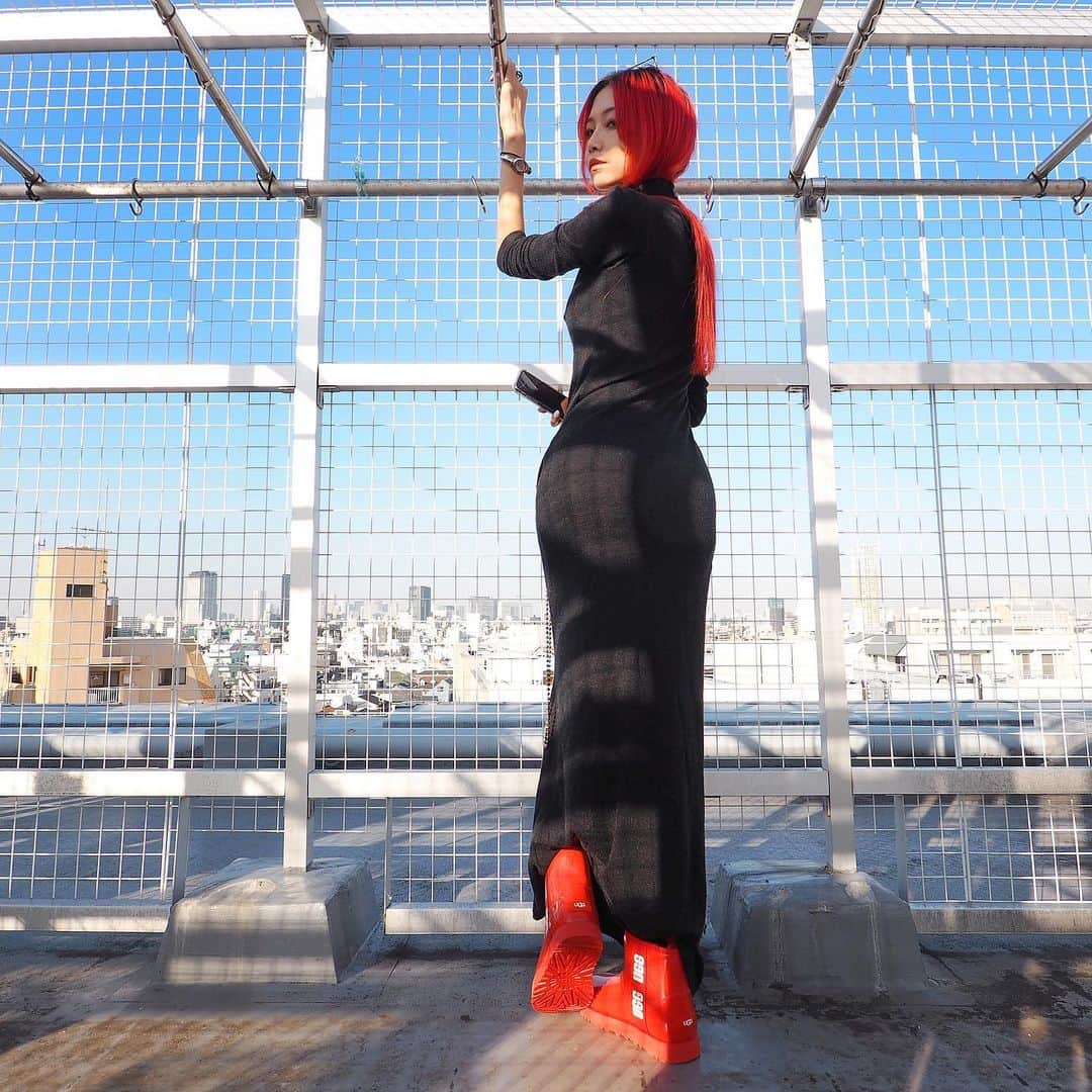 si ouxのインスタグラム：「Thanx @ugg @uggjapan !﻿ 真っ赤なレインブーツ☂️寒さにも耐えれそう、末端冷え性だから助かる。﻿ ﻿ なんか変な感じしませんか？﻿ …擬似おっぱいと、尻じゅばんを装着した上からタイトなワンピースを着てみました🔥﻿ なんかいつもより安定感がある気がする〜﻿ ﻿ #きょうの太陽浴﻿ ﻿ boots #ugg #uggboots﻿ dress #mm6maisonmargiela ﻿ watch #viviennewestwood ﻿ ﻿ special thanx うたサンタ💕 @utanosasaki ﻿ ﻿ ﻿ ﻿ ﻿ ﻿ ﻿ ﻿ #selfportrait #自撮り #セルフポートレート #olympus #epl7 #olympuspen #olympusepl7 #mzuikodigitaled9_18mm #selfie #selfies #redhair #redhaircolor #redhaired #赤髪 #レッドヘアー」