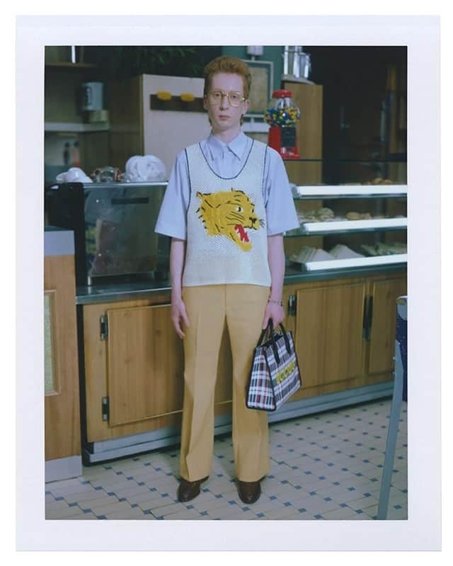 グッチさんのインスタグラム写真 - (グッチInstagram)「Captured by @gus_van_sant, new looks from @alessandro_michele’s collection appear in Episode 2 ‘At The Café’: an optical printed tailoring look is styled with the #GucciDionysus bag, a character in a fake fur coat wears @guccibeauty lipstick in Rouge à Lèvres Satin shade 25* ‘Goldie Red’ and a checked tote bag with the mirrored Gucci lettering: ICCUG (image 5). Watch the new episode from ‘Ouverture Of Something That Never Ended’ through link in bio or on @gucci. #GucciFest #GucciOuverture #AlessandroMichele」11月18日 20時00分 - gucci