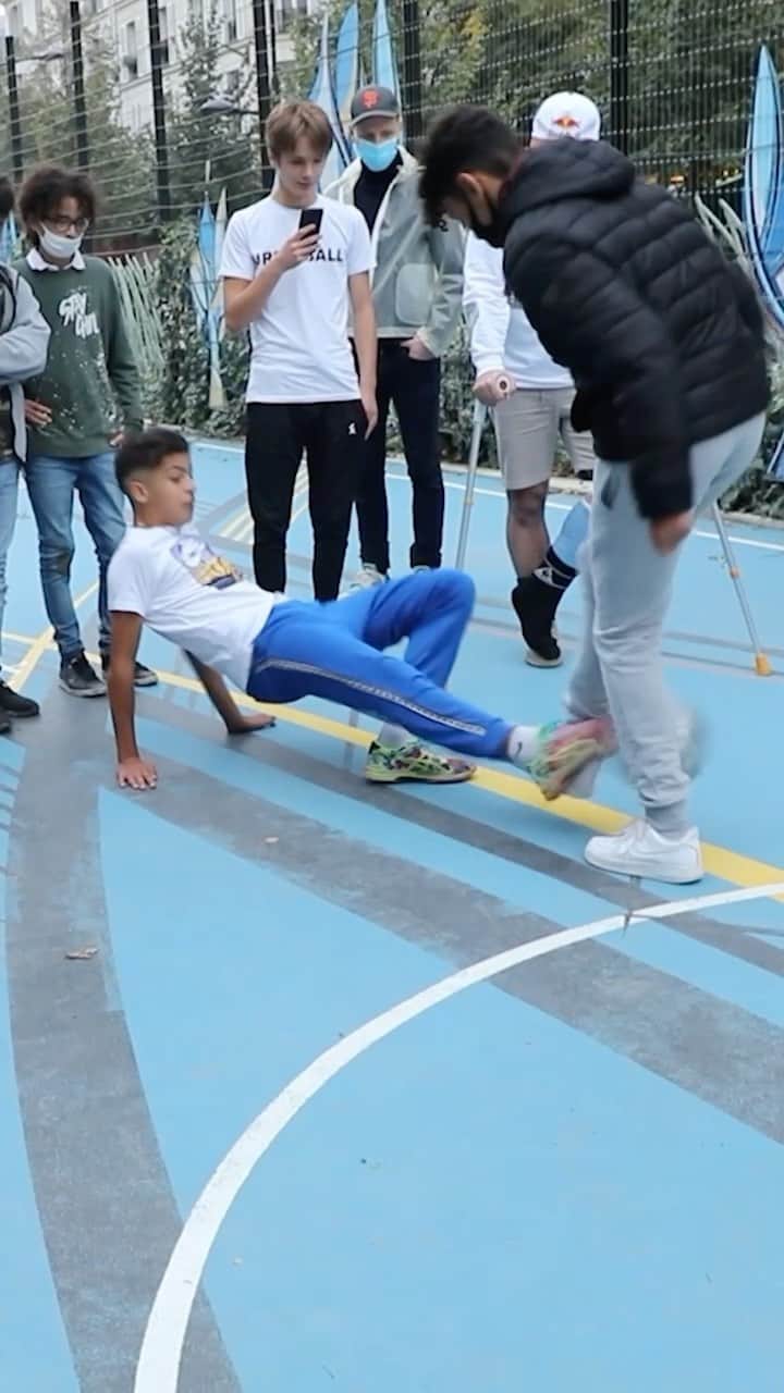 ショーン・ガルニエのインスタグラム：「Happy birthday to @mehdi_amri_10 🎊and sorry for this boy 😅😂 #urbanball #urbanballer #panna #nutmeg #crazy #skills #streetsoccer」