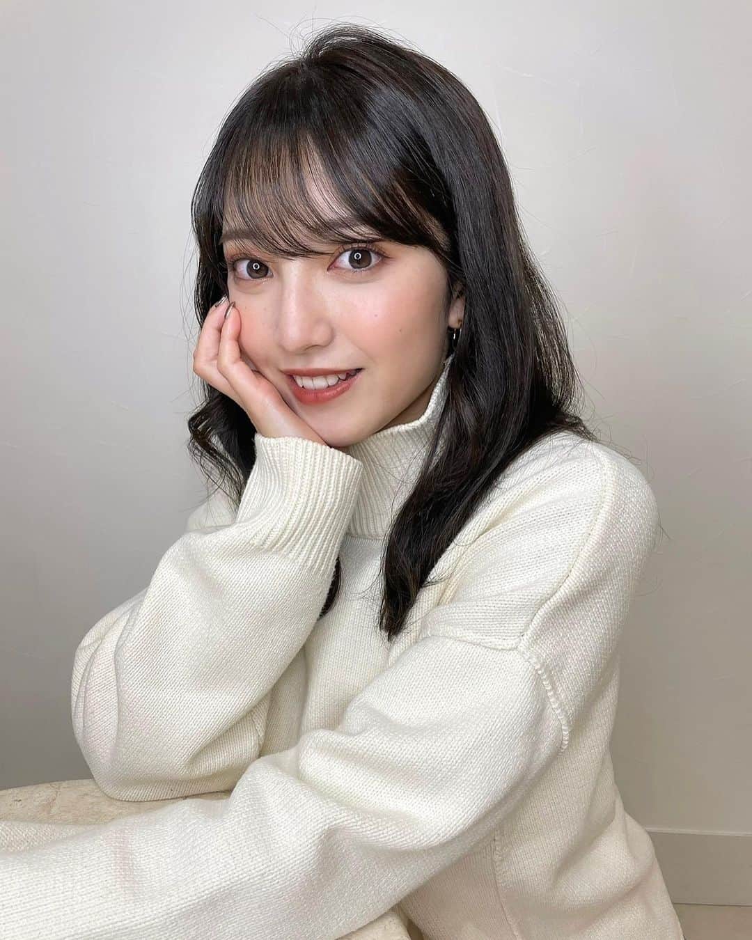 佐藤那菜のインスタグラム：「. 暗めなアッシュグレーにしていただきました🕊🤍 光があたるとより透明感でて本当ドンピシャな色！  @naka0523 さんありがとうございました💇🏼‍♀️ .」