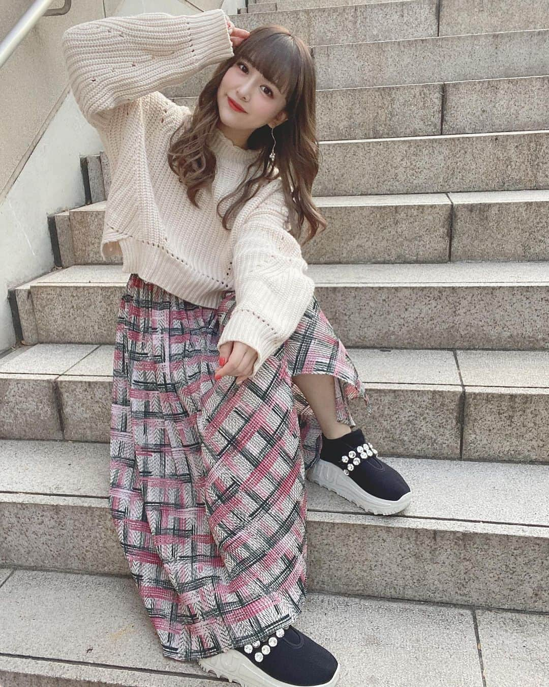 平松可奈子さんのインスタグラム写真 - (平松可奈子Instagram)「私のブランド @chouette_latte  の 2ndの打ち合わせでした✏️ 1stが少しずつ届き始めていて 嬉しいです…💕 そんな今日はシュエラテの スカートでコーデ🦒 . #シュエラテ　#kanacofashion」11月18日 20時04分 - 11kanaco14