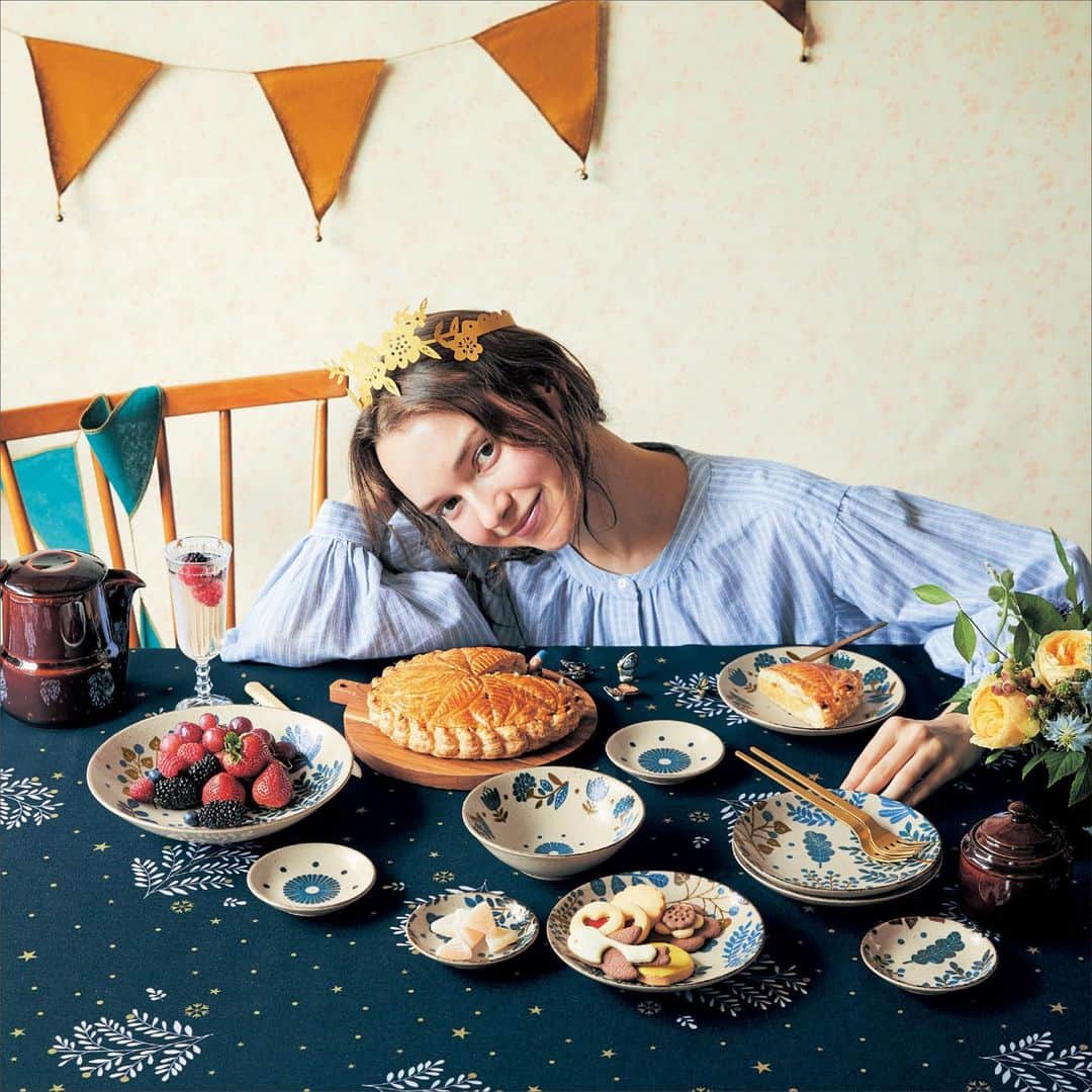 のインスタグラム：「秋冬のメニューにも合わせやすい♪  ぬくもりのある質感のプレートシリーズは 何度も試作を重ねて完成しました。 他にプレートセットやパーティセットもご用意しています。 Mini laboらしい、温かみのあるデザインです。  温もりある素材のカレー皿同柄２枚セット ¥1,650 (税込)  #ベルメゾン #BELLEMAISON #minilabo #ミニラボ #paris #パリ  #クリエイター#イラスト#デザイン#かわいい#大人かわいい#食器」