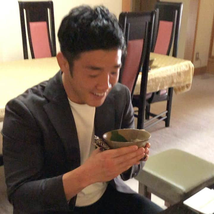 金正奎のインスタグラム：「茶道家への道　第一章﻿ ﻿ 本日は『濃抹茶』をいただきました。﻿ こんなに美味しく濃いお茶が存在したとは。﻿ まだまだ道のりは長い。﻿ ﻿ 茶道はとにかく心が落ち着きます。﻿ スポーツ選手は勿論、茶道を経験する事は﻿ とても良い事かと(^^)！﻿ ﻿ 先生いつもありがとうございます！﻿ @kobori.sosho ﻿ ﻿ #遠州茶道宗家 #タケトレ﻿ #アスリート茶人 ﻿ ﻿ #静と動 #心を整える会 #募集中」