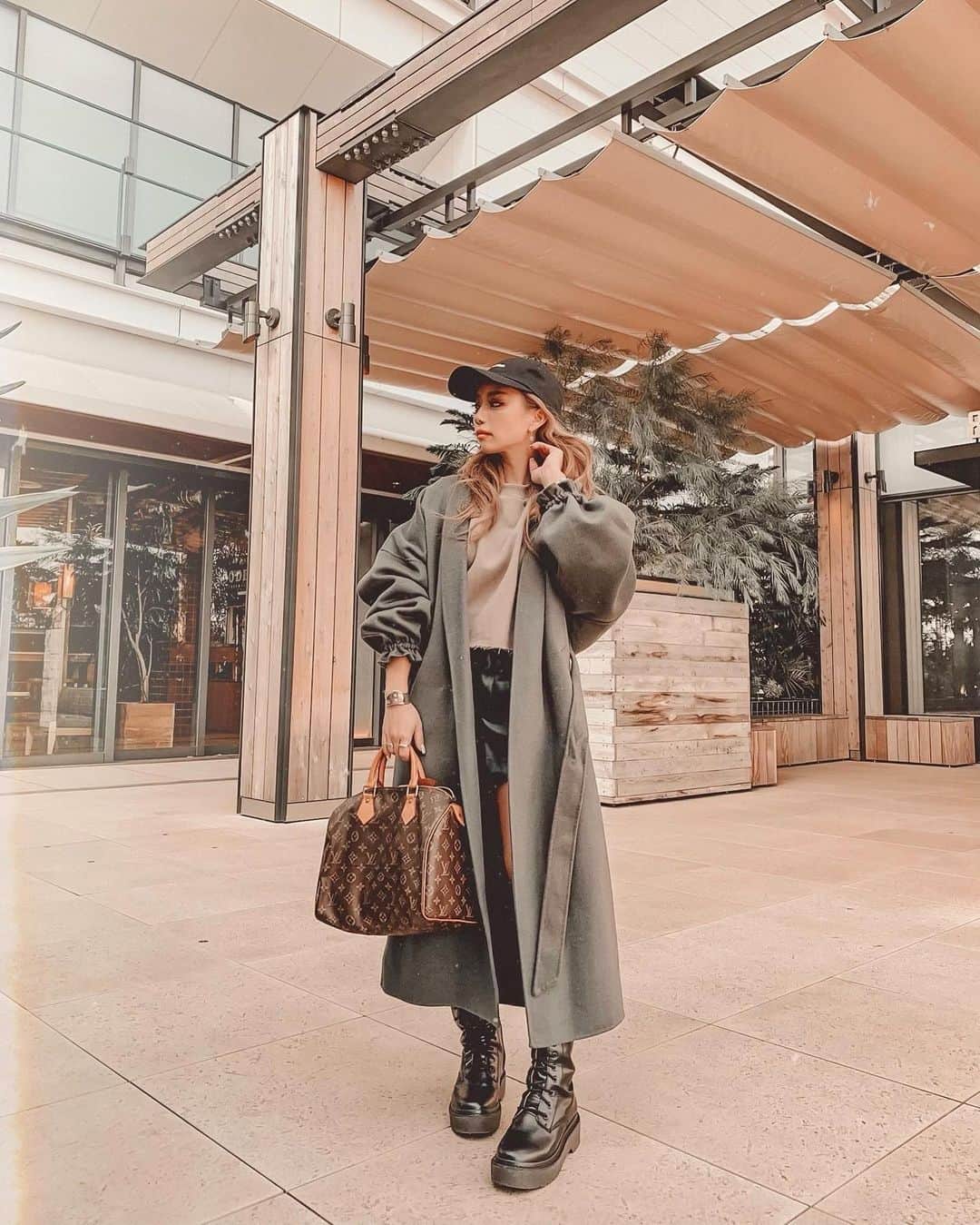 ✷kana✷のインスタグラム：「🍁 . . ウール混コートが暑すぎてまいった🥵 11月後半とは思えない気温だったわー、、 2枚目にタグ🏷付けてます 3枚目、脱いでます😳← . #coordinate」