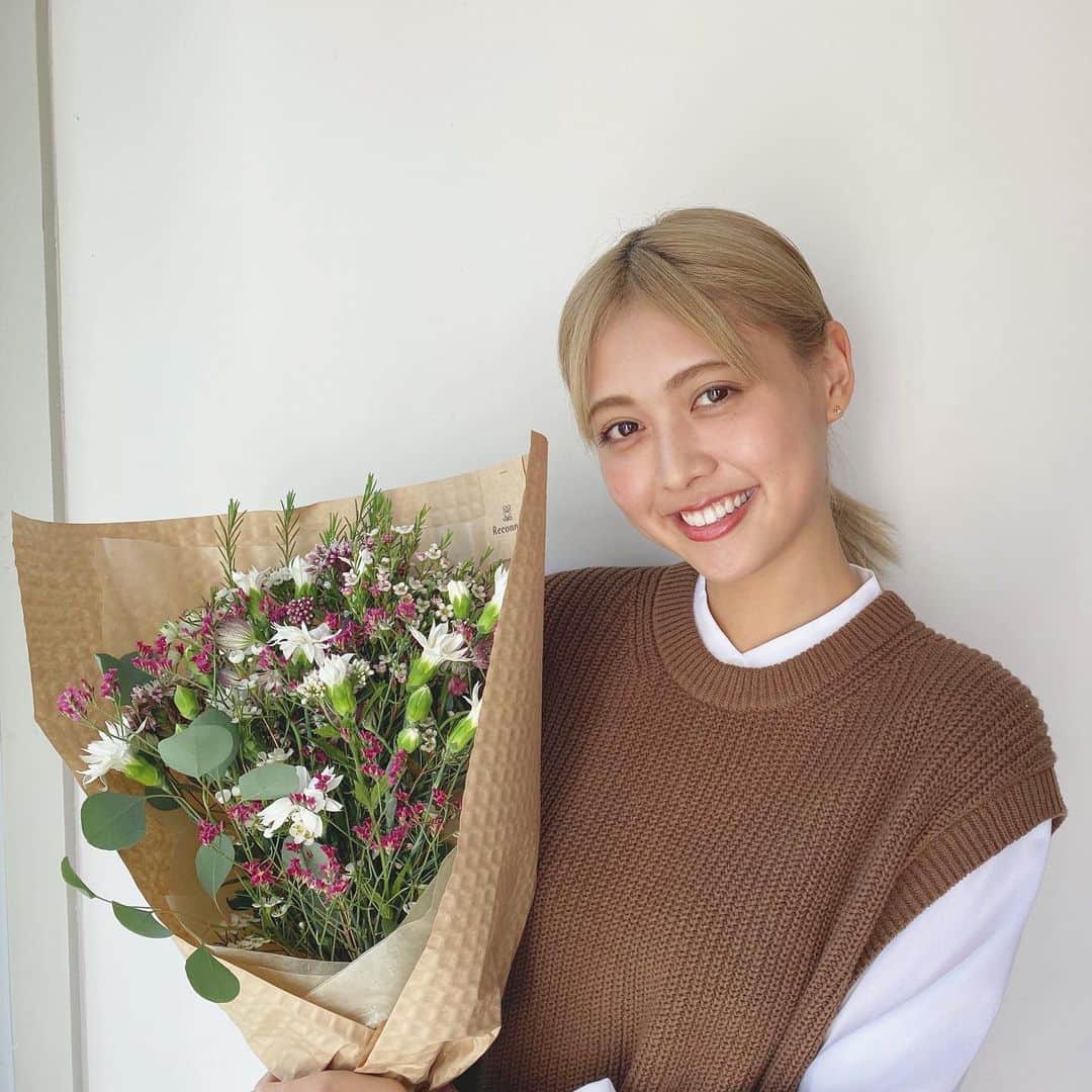 のインスタグラム：「* Ray卒業します💐✨ 6年ちょっと、、 本当に幸せでした💓 撮影終わった瞬間号泣だったよ（笑） 思い出がたくさんすぎたから🥺✨ 卒業の想いは誌面にてたっぷりと お話しさせていただきました☺️ 見て頂けると嬉しいな💓 #ray#松元絵里花#卒業」