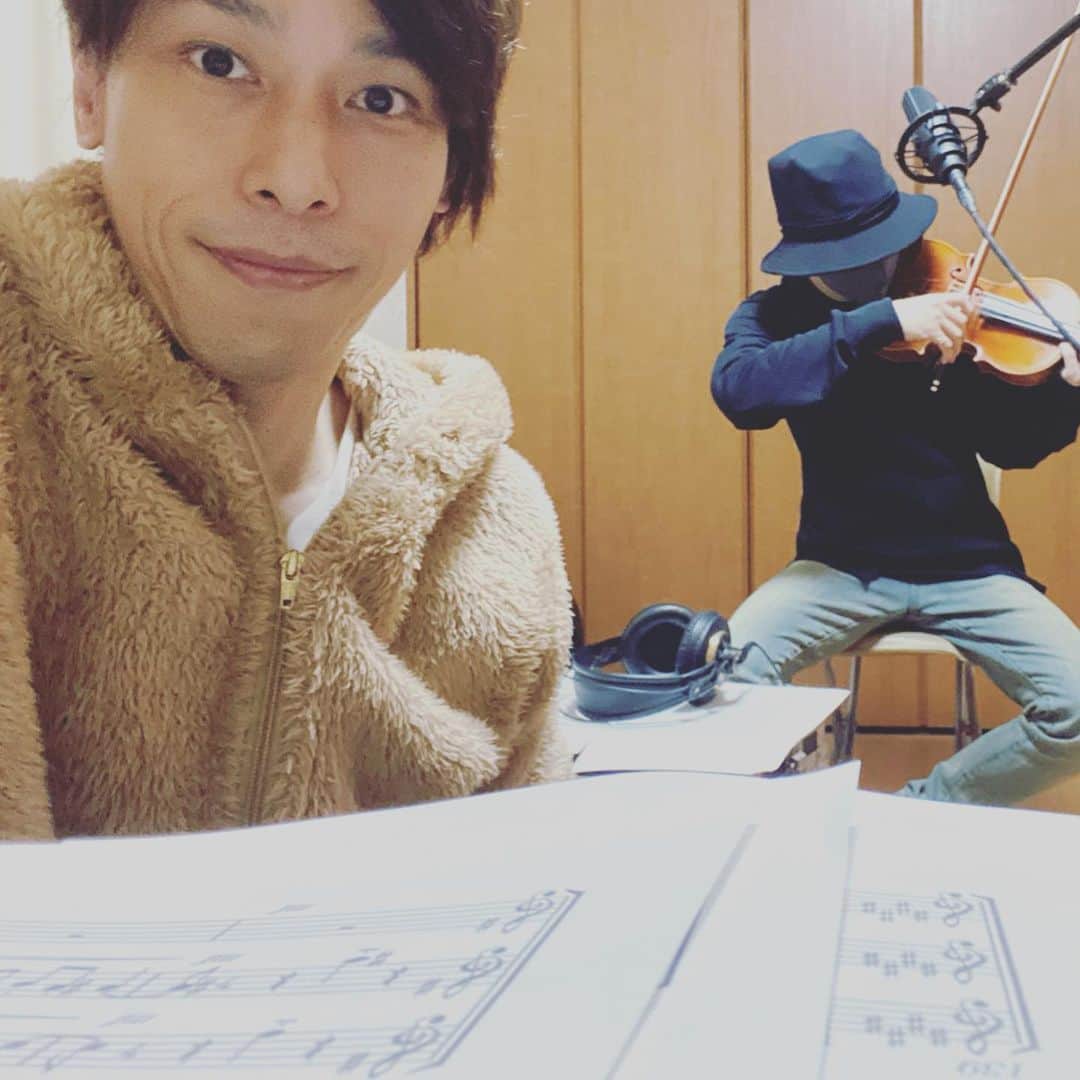 谷本貴義のインスタグラム：「もう何日もウチでの仕事はモニターとにらめっこだったけど、今日は頼もしいミュージシャンの方々にヴァイオリンとチェロを演奏してもらったよ♪超スーパーいい感じ！  #violin #ヒカリト #cello #友田昌 #daw #編曲 #aiolin」