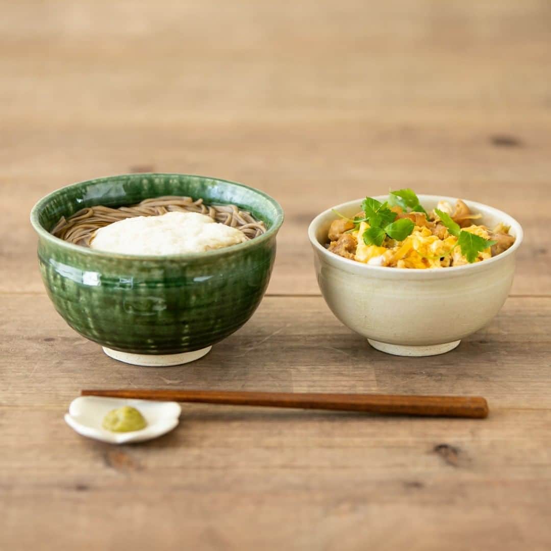 のインスタグラム：「. ＼冬の食卓に温もりを／ 「丸丼 大 織部」  深さのある丸いどんぶり。 具だくさんの麺料理も盛りつけやすく、 親子丼などのどんぶりごはんにもおすすめです。  うつわは深みのある暗緑色の織部と、 やわらかい色味の黄瀬戸の2色をご用意しました。  土ものならではの風合いがあり、 食卓に温もりを与えてくれます。 煮もの鉢として 汁気のあるおかずの盛りつけにも役立ちます。  --- 丸丼 大 織部　[2,000 円+税] 品番：K20A062062040（オンラインショップ商品コード：LKM-0329）  丸丼 小 織部　[1,800 円+税] 品番：K20A063062040（オンラインショップ商品コード：LKM-0330）  丸丼 大 黄瀬戸　[2,000 円+税] 品番：K20A060062160（オンラインショップ商品コード：LKM-0327）  丸丼 小 黄瀬戸　[1,800 円+税] 品番：K20A061062160（オンラインショップ商品コード：LKM-0328） ---  詳しくはプロフィールのリンクから @yutorino_kukan  #新商品 #食器 #丸丼 #丼ぶり #丼 #蕎麦 #うどん #麺料理 #親子丼 #牛丼 #どんぶりごはん #どんぶり #うつわ #鉢 #盛り鉢 #煮物 #おうち時間 #staysafe #おうちごはん #冬の食卓 #ゆとりの空間 #オンラインショップ #栗原はるみ #栗原心平」
