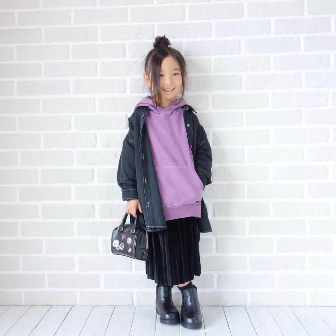 Saraさんのインスタグラム写真 - (SaraInstagram)「. coordinate♡ . パープルのパーカー以外を ブラックで統一して かっこよく💜✌️ . #ootd #kids #kids_japan #kids_japan_ootd #kjp_ootd #kidsfahion #kidscode #kidsootd #kidswear #キッズコーデ #キッズファッション #インスタキッズ #branshes  #ライブドアインスタブロガー」11月18日 20時12分 - sarasara718