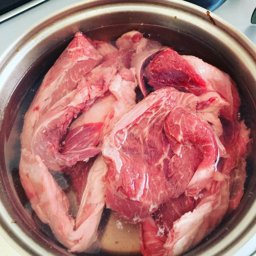 井上荒野さんのインスタグラム写真 - (井上荒野Instagram)「牛すじ煮込み、紫芋天ぷら、甘酢キャベツ。信州牛のスジ肉の美しさよ。そして先日ミシュラン一つ星の天ぷら店に取材に行って以来、天ぷら技術が上がった気がする。」11月18日 20時13分 - arereno