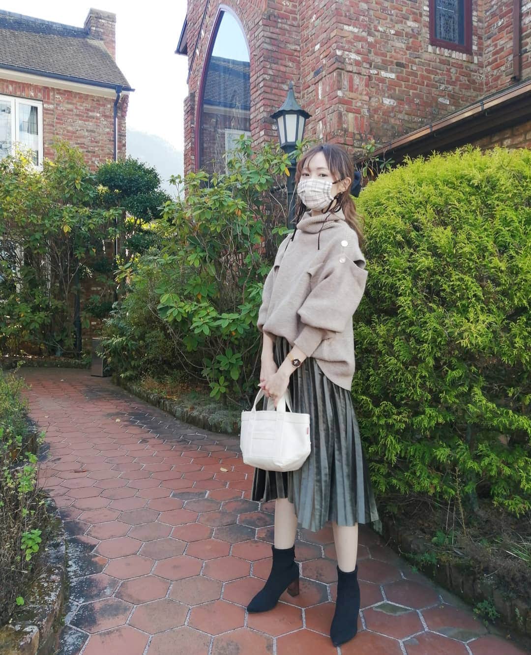 のインスタグラム：「このニットめちゃお気に入りや～♥️かわいい♥️ 肩のデザインボタンを留めるところによって、形がかわるのだ😍😍 *  日曜日に湯布院のステンドグラス美術館へ🌿🌿 ステンドグラス作成の体験もさせて頂きました🙌 好きなステンドグラスを選んで、はんだごてで溶接するだけ！ 簡単～😍😍 2枚目のような、カラフルな鏡を作りました😘めちゃくちゃ楽しかった！ 旅行先で思いでの物買ったり、作ったり、 昔はお菓子とか消え物買ってばっかりだったけど、最近は旅行行ったら絶対に残るものを買うようになった😌😌 * ステンドグラスの体験はとってもオススメ✨写真立てとかも作れて実用的ー！何よりめちゃくちゃキレイでかわいい！ * 体験教室の先生にもっと宣伝した方がいいですよー！って言ったら あんまり忙しいと困っちゃうわ～(笑)って笑ってたけど 宣伝する💯💯💯 湯布院の湯の坪街道からも近いから行きやすいよ～💕💕 是非GoToしてください♥️ 美術館&体験教室はもちろんマスク必着です😷 * *  #大分県 #湯布院 #由布院 #湯の坪街頭 #ステンドグラス #体験教室 #ステンドグラス美術館 #oita #yufuin #handmade #goto #大分旅行」
