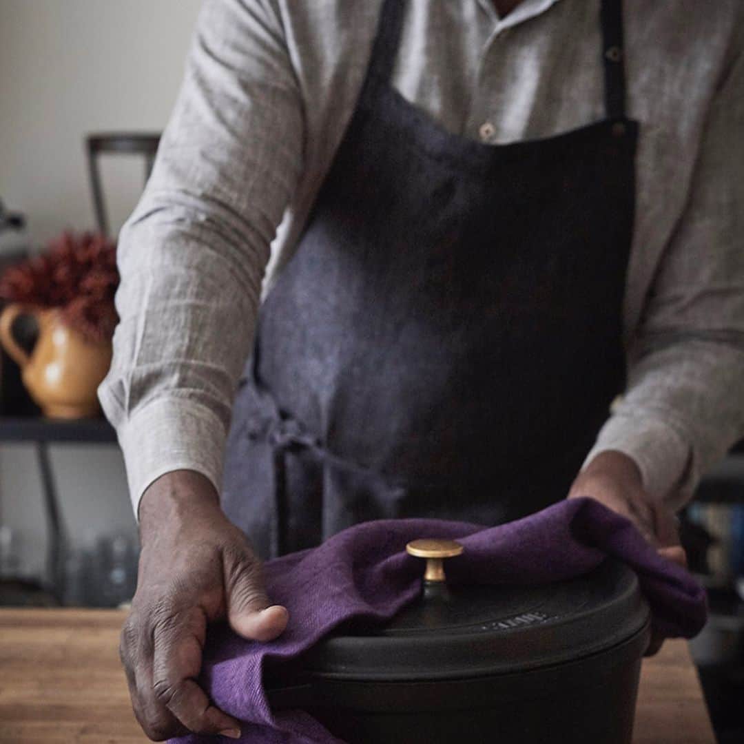 サルボ恭子さんのインスタグラム写真 - (サルボ恭子Instagram)「「オリジナルエプロンを作りました」﻿ ﻿ エプロンの色は2色。﻿ 男性でも着用していただける﻿ たっぷりしたもので、﻿ 工夫が沢山散りばめてあります。﻿ そのどちらにも﻿ 2枚のリネンがつきます。﻿ ﻿ グラスを磨き、﻿ サラダの水を切るクロスは﻿ ハンサムなストライプ。﻿ ﻿ 熱い鍋の取っ手を掴むミトン代わりの﻿ 生地厚のトーションは﻿ 鮮やかなパープルです。﻿ ﻿ ﻿ 11月20日夕方より、﻿ リネンアンドデコール﻿ webサイトにて発売開始です。﻿ https://www.linenanddecor.net/﻿ ﻿ #オリジナルエプロン#NOTRETABLIER#リネンアンドデコール#originalepron#サルボ恭子#kyokosalbot」11月18日 20時14分 - kyokosalbot